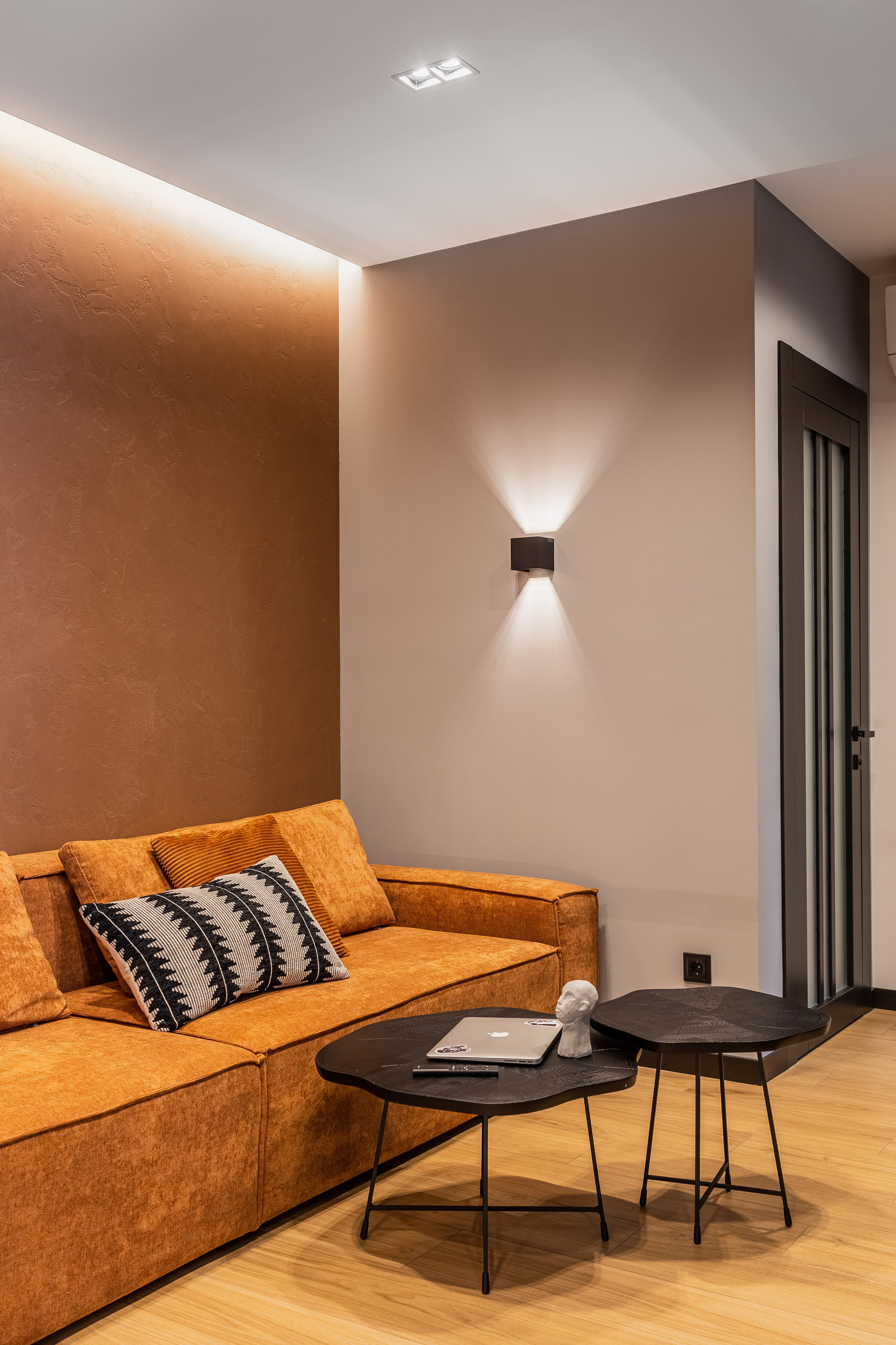 Гостинна кімната в сучасному стилі — світлі стіни та комфортні меблі, Дніпро.