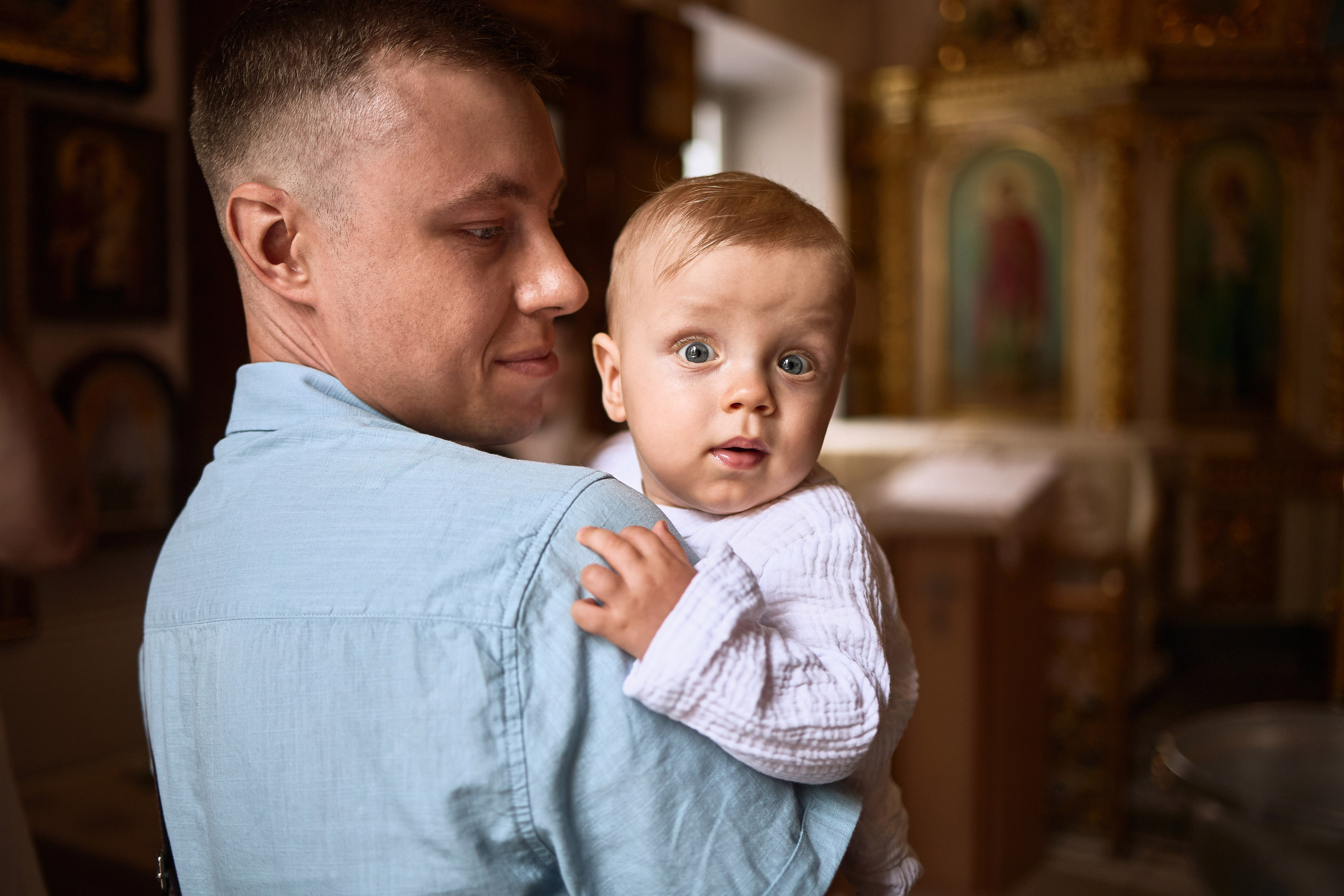 Сімейний момент на хрестинах у церкві, батьки з немовлям, Дніпро, фотограф