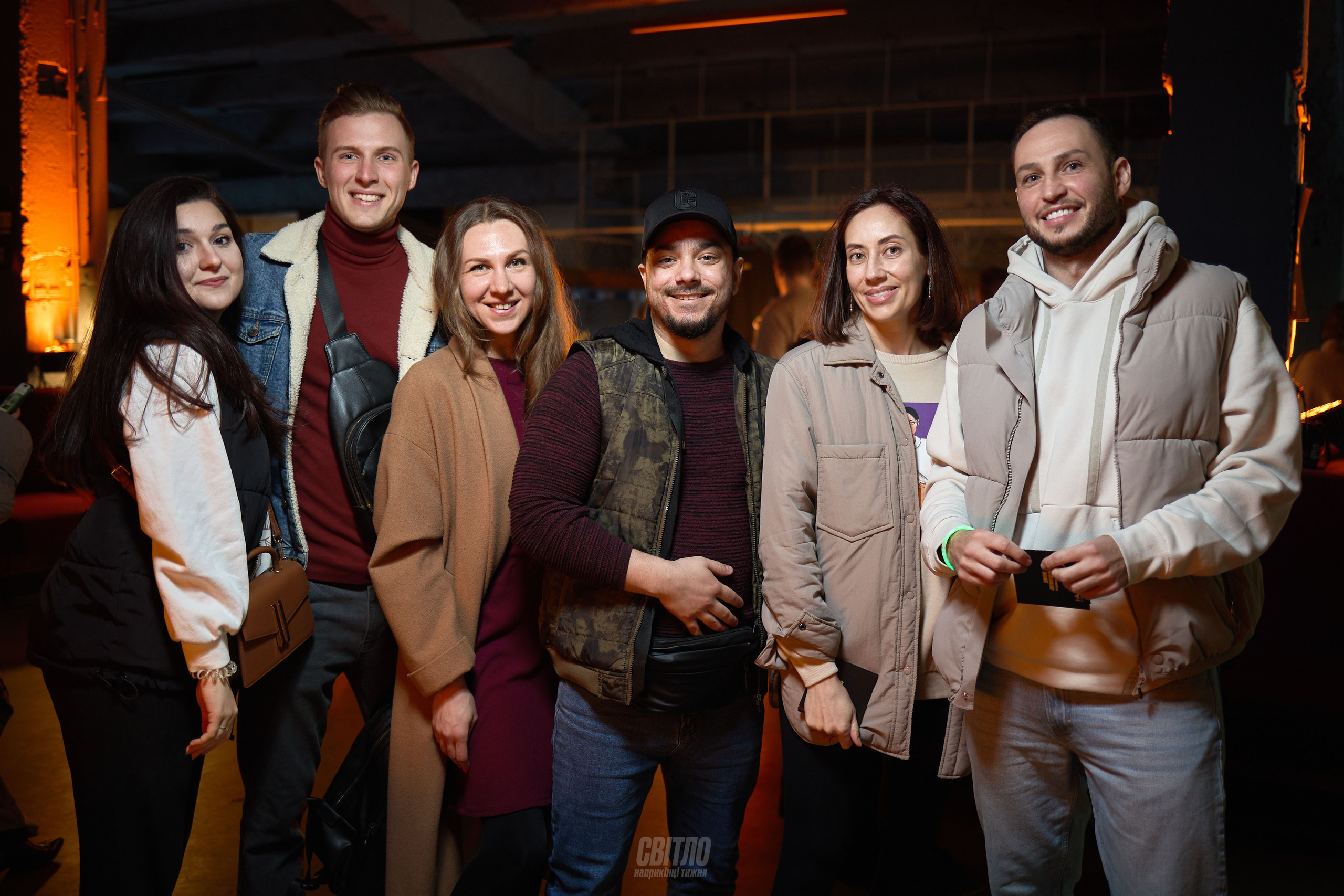 Фотограф в Днепре снимает репортаж мероприятия с гостями и эмоциями.