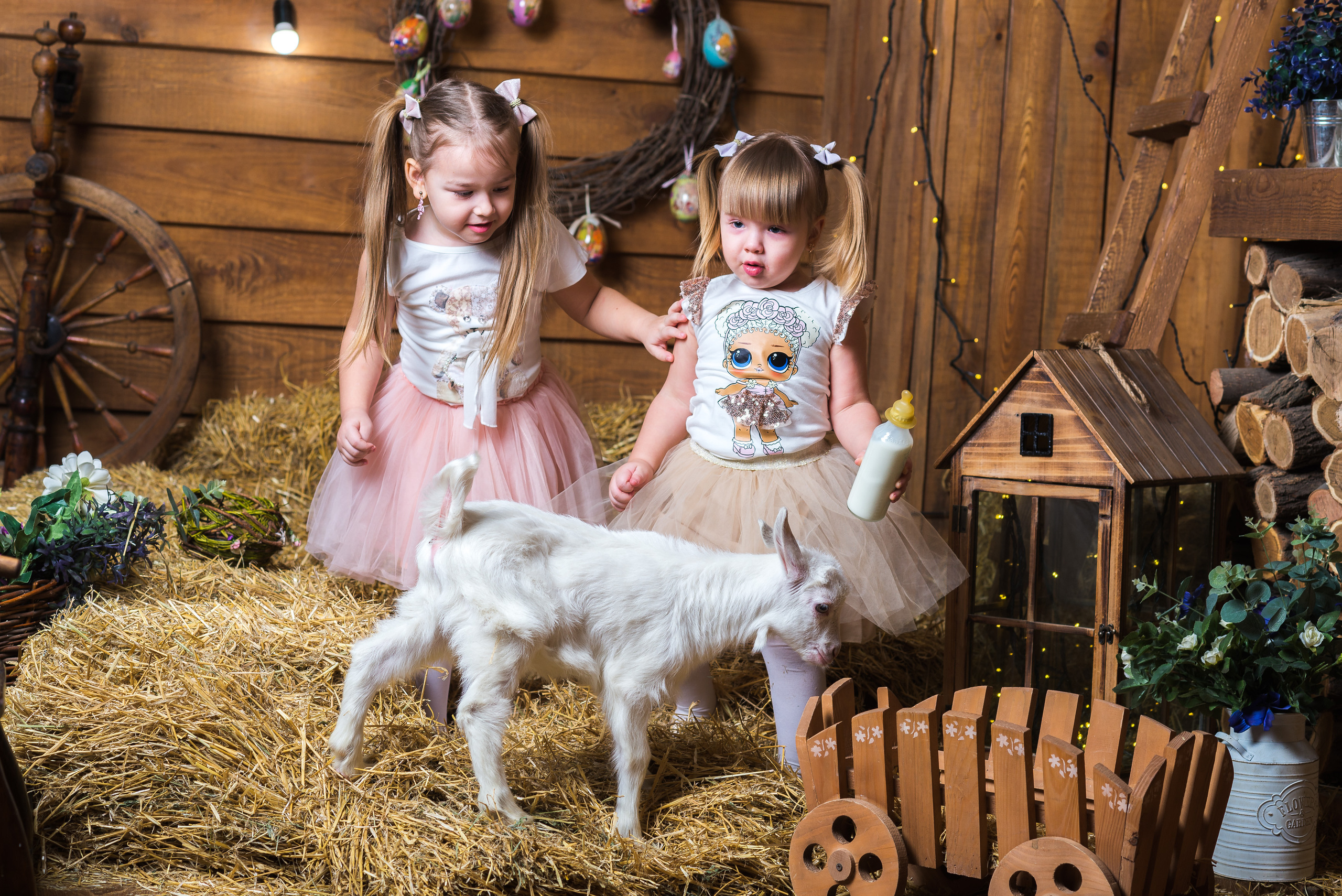 Фотограф в Днепре — две сестры улыбаются в студии крупным планом.