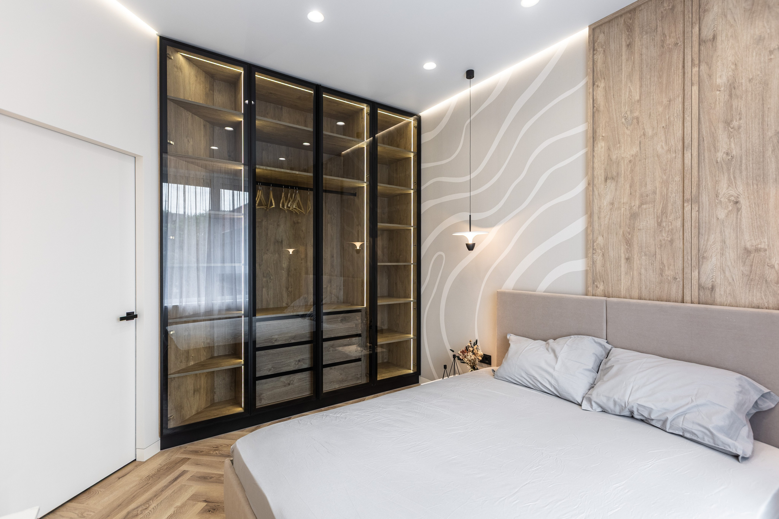 Спальня з ліжком і вбудованою шафою-вітриною, фотограф Дніпро, м’яке світло.