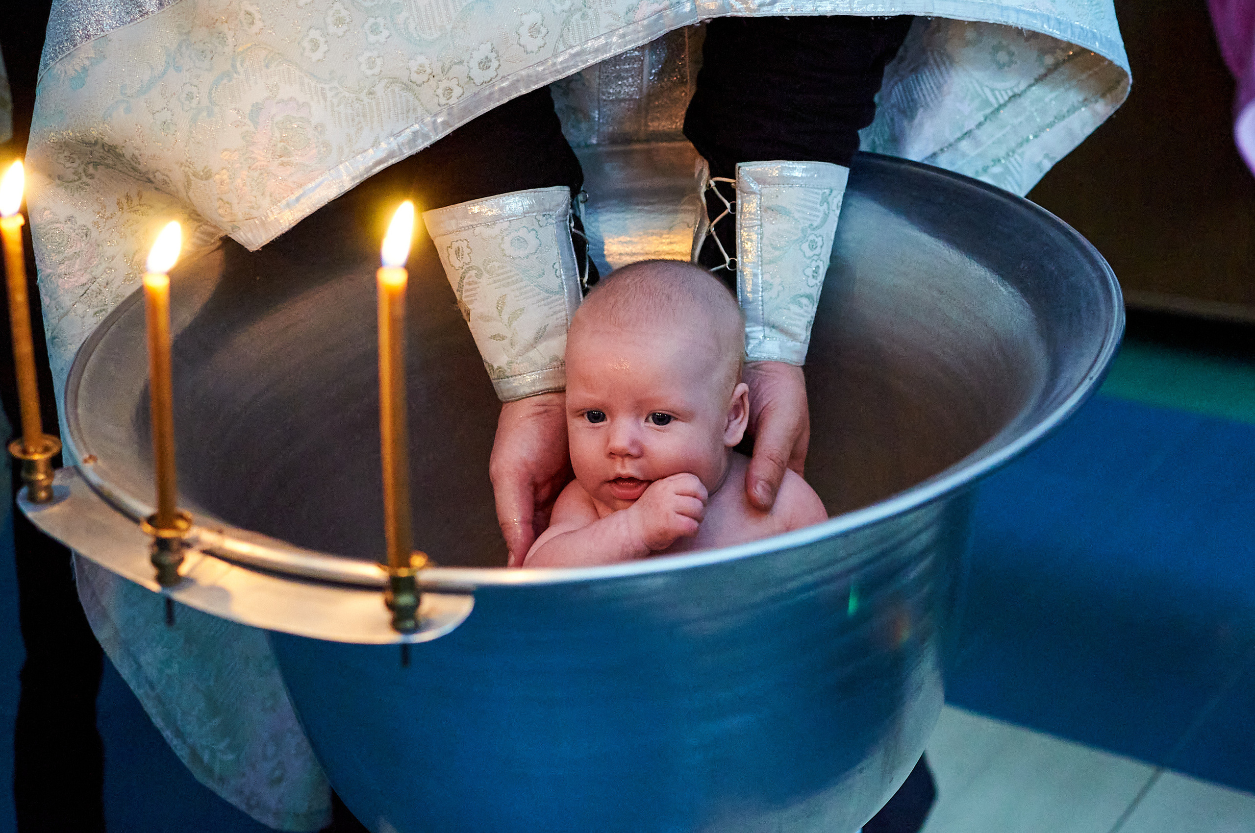 Эмоции и радость на крещении ребенка