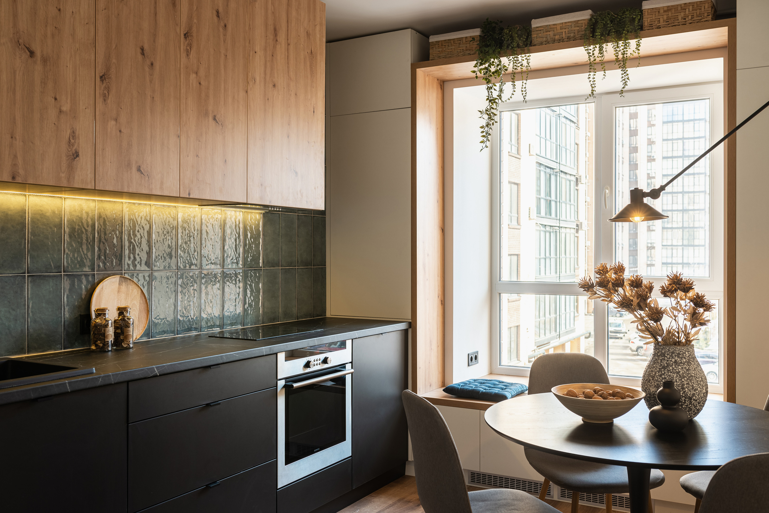 Гостинна кімната в сучасному стилі — світлі стіни та комфортні меблі, Дніпро.