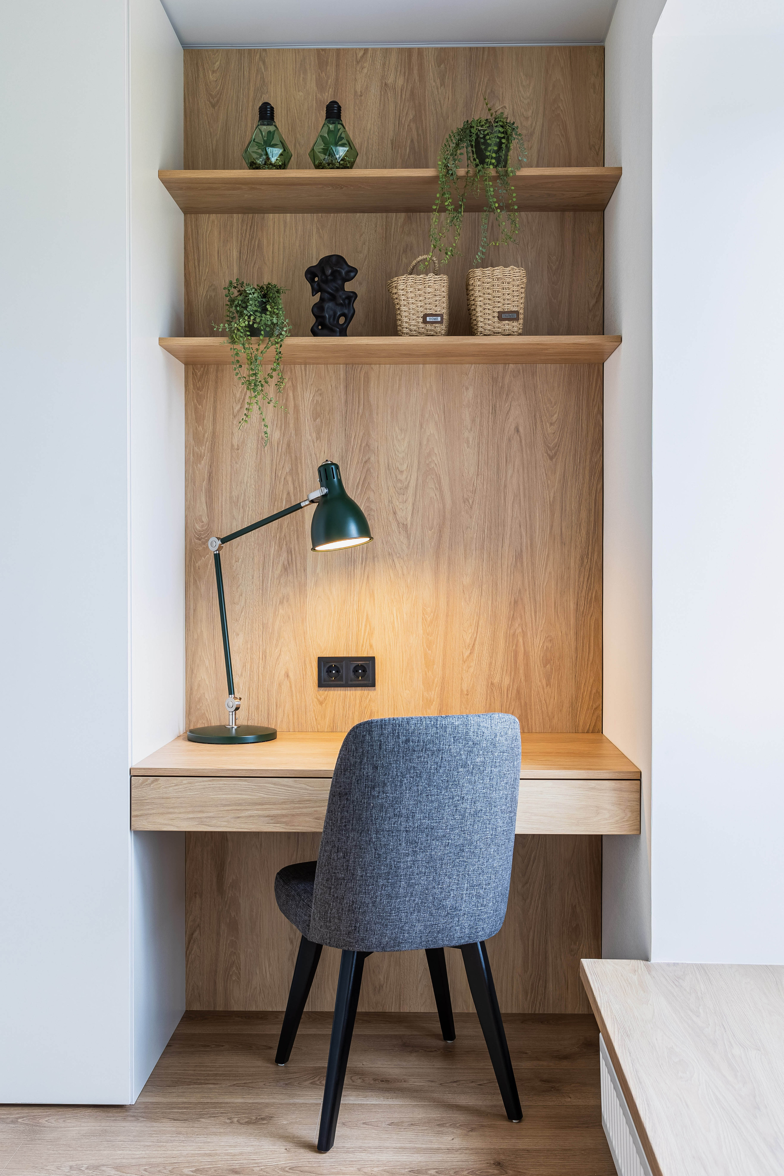 Кабінет у Дніпрі — мінімалістичний та організований робочий простір.