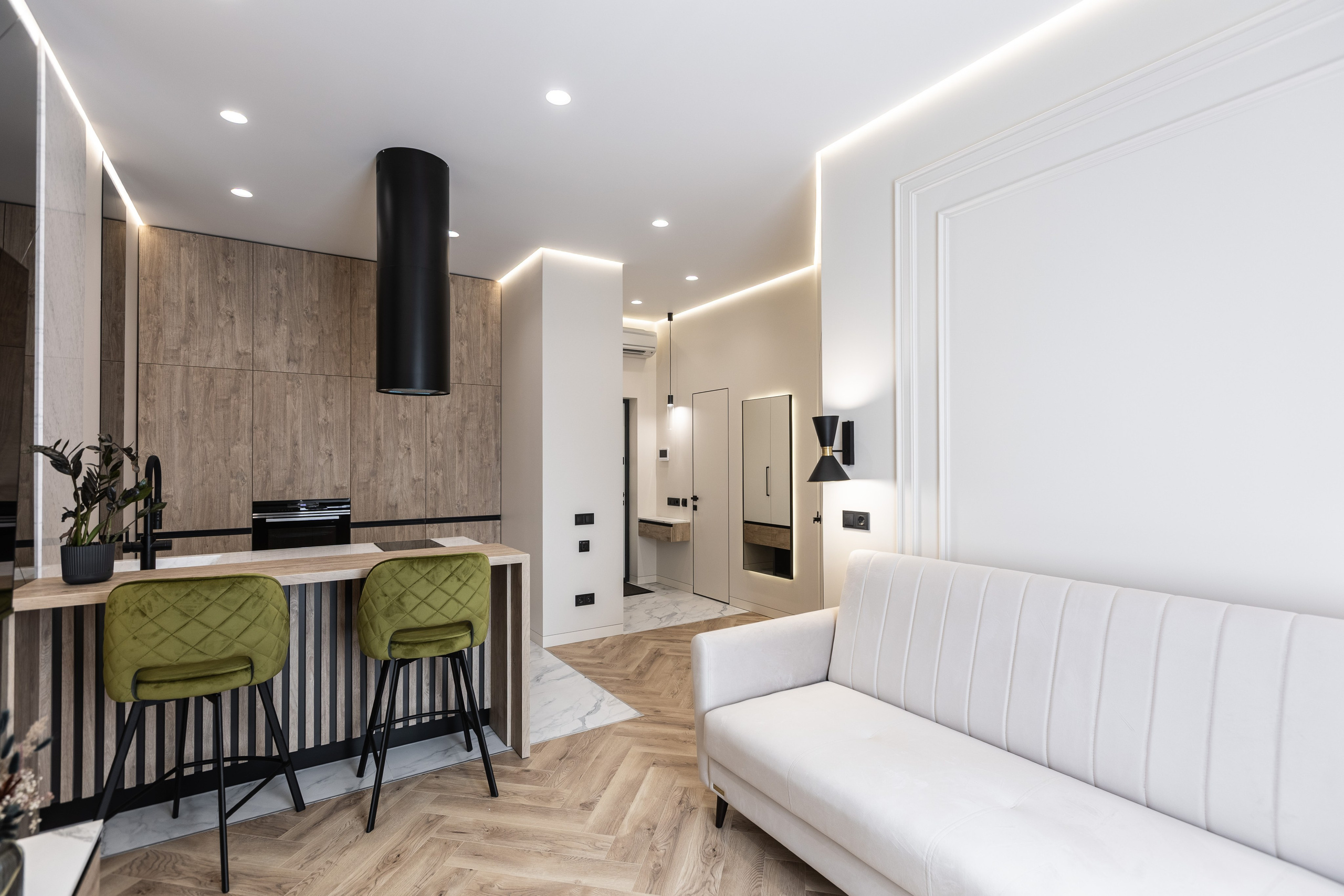 Кухня-вітальня з барною стійкою та зеленими стільцями, фотограф Дніпро.