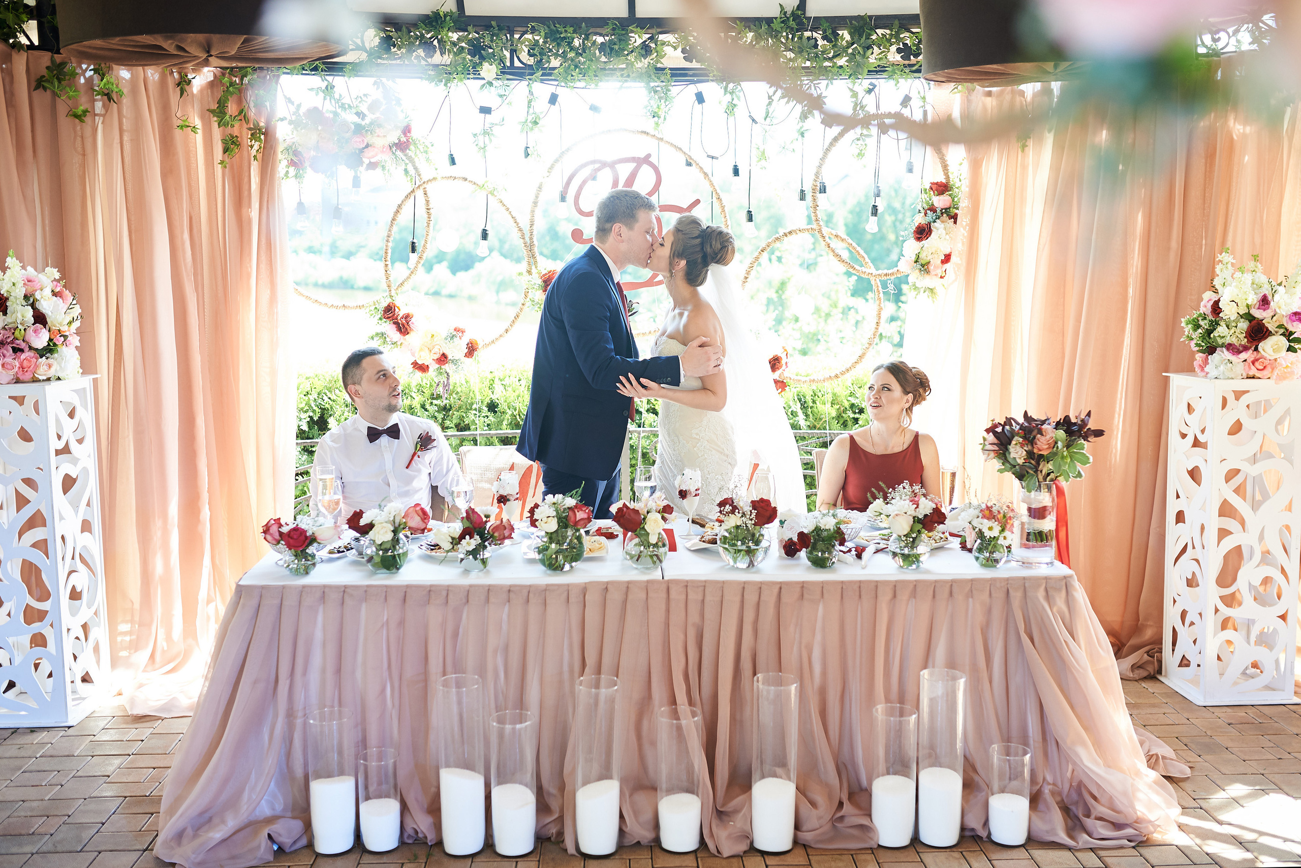 Весільна фотосесія на природі в Дніпрі — посмішки та сонячне світло.