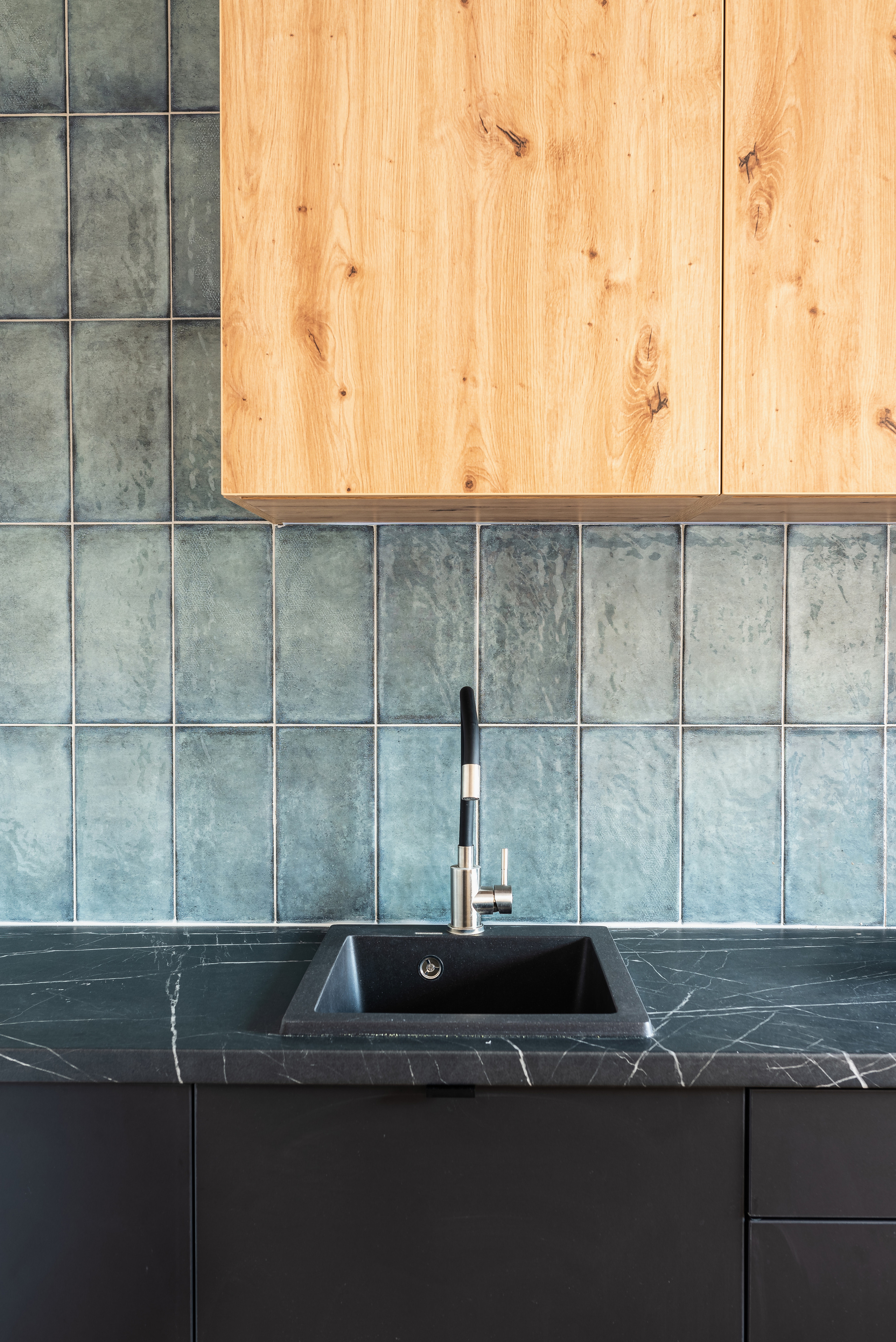 Студійна зйомка інтер’єру квартири в Дніпрі — білі стіни та елегантні деталі.