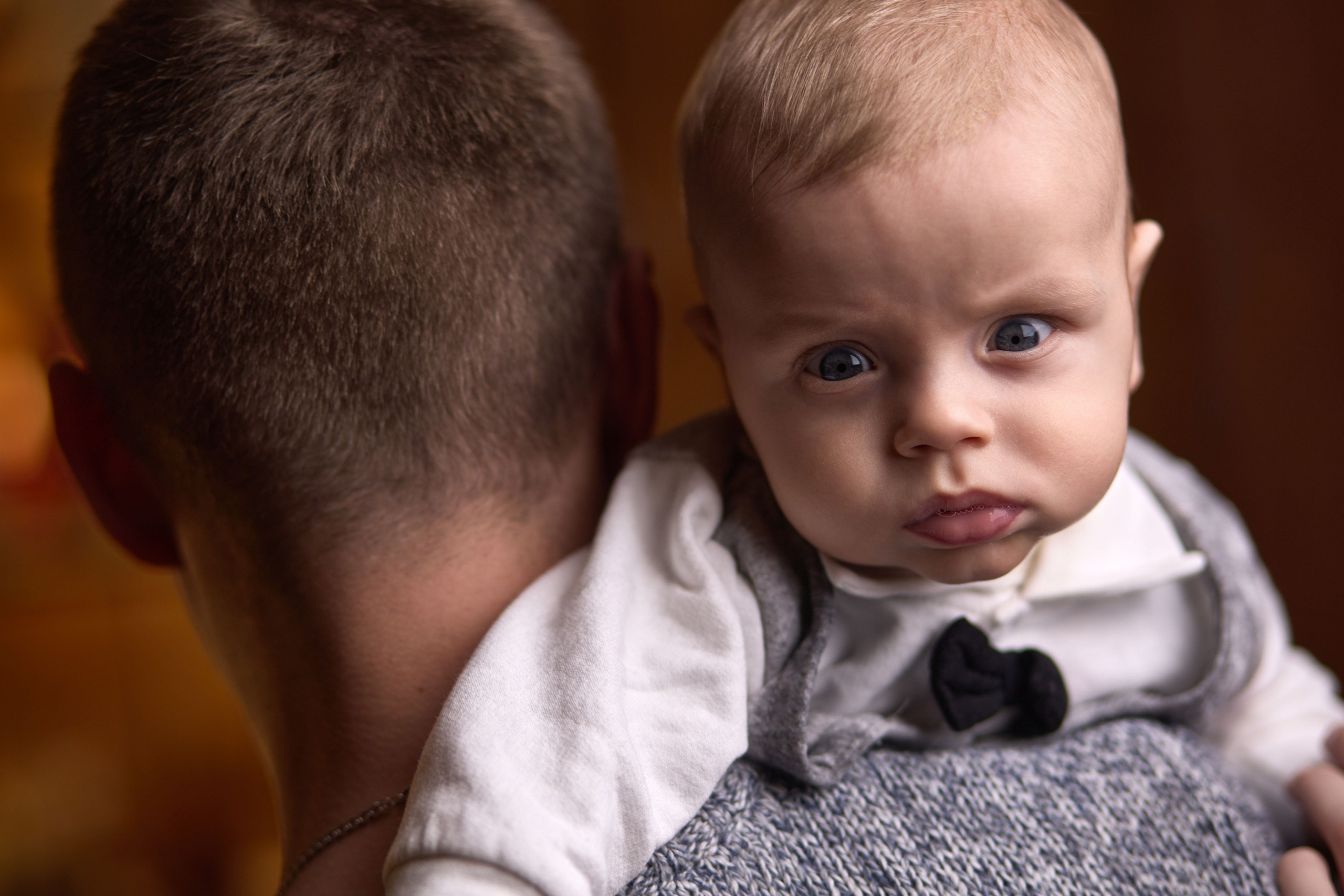 Фотограф Дніпра фіксує ніжні моменти дитячої студійної зйомки.