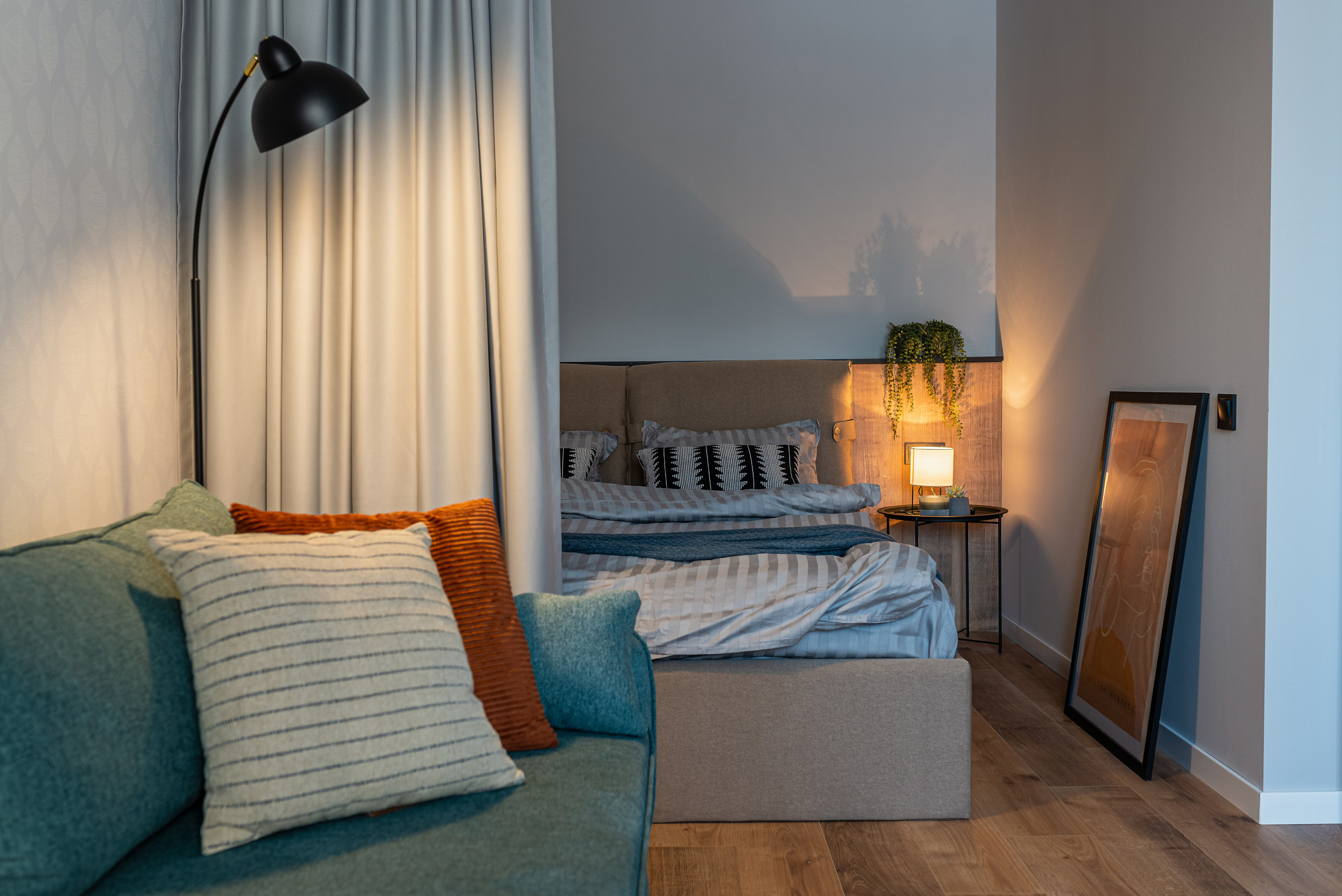 Фотограф в Днепре зафиксировал уютный интерьер спальни с современным освещением, мягкой кроватью и аккуратными мебельными элементами.