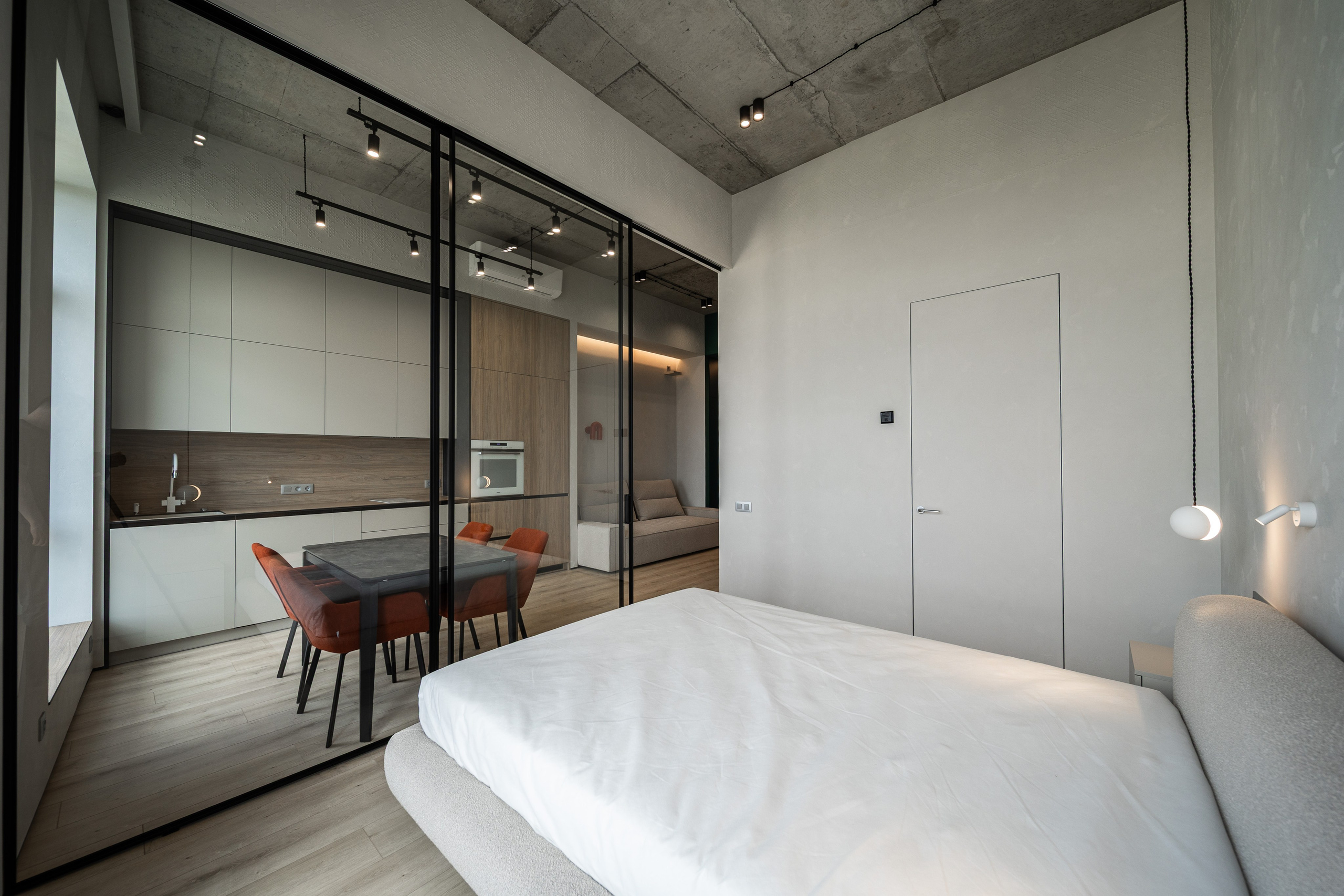 Спальня з скляною перегородкою та кухнею-студією, фотограф Дніпро.