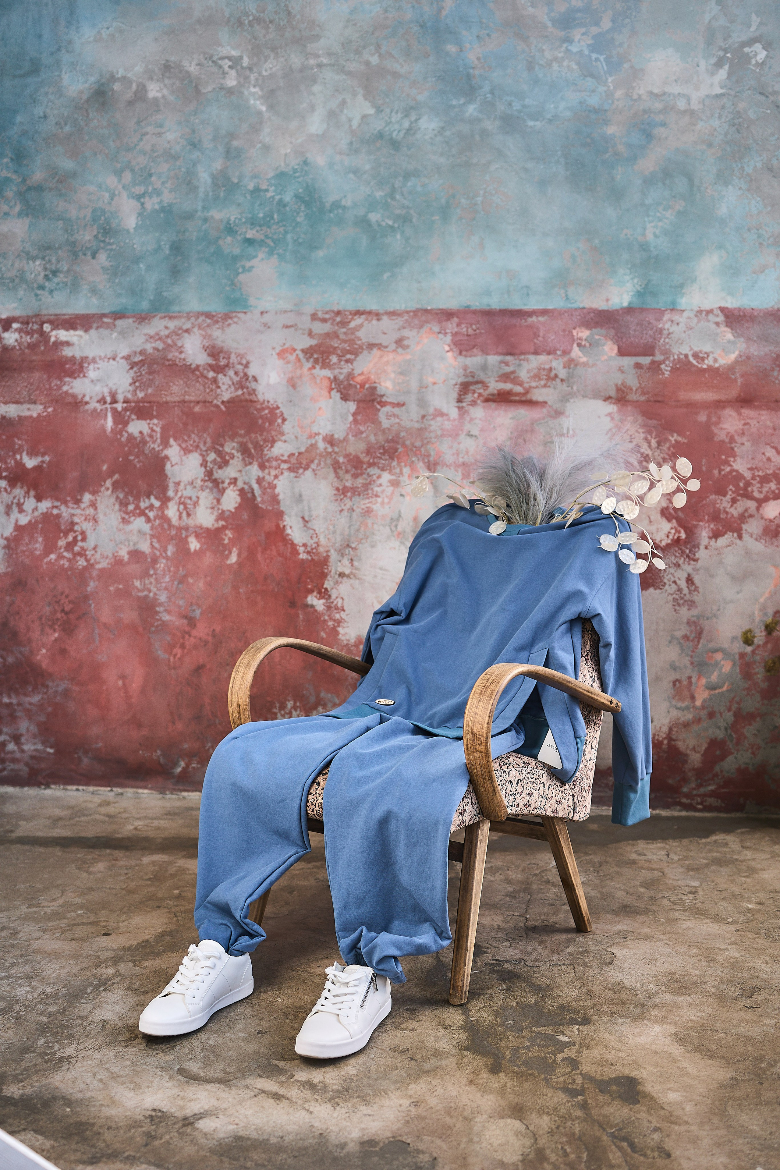 Лукбук одягу — спортивний костюм на кріслі в інтер’єрі, Дніпро, фотограф