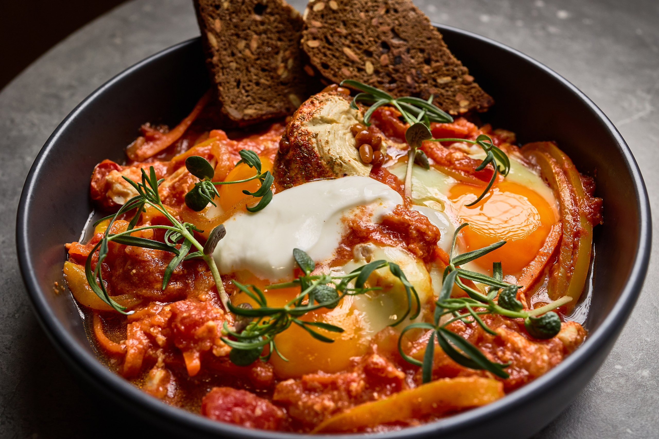 Шакшука с яйцами и хлебом, фотограф Днепр, тёплый свет.