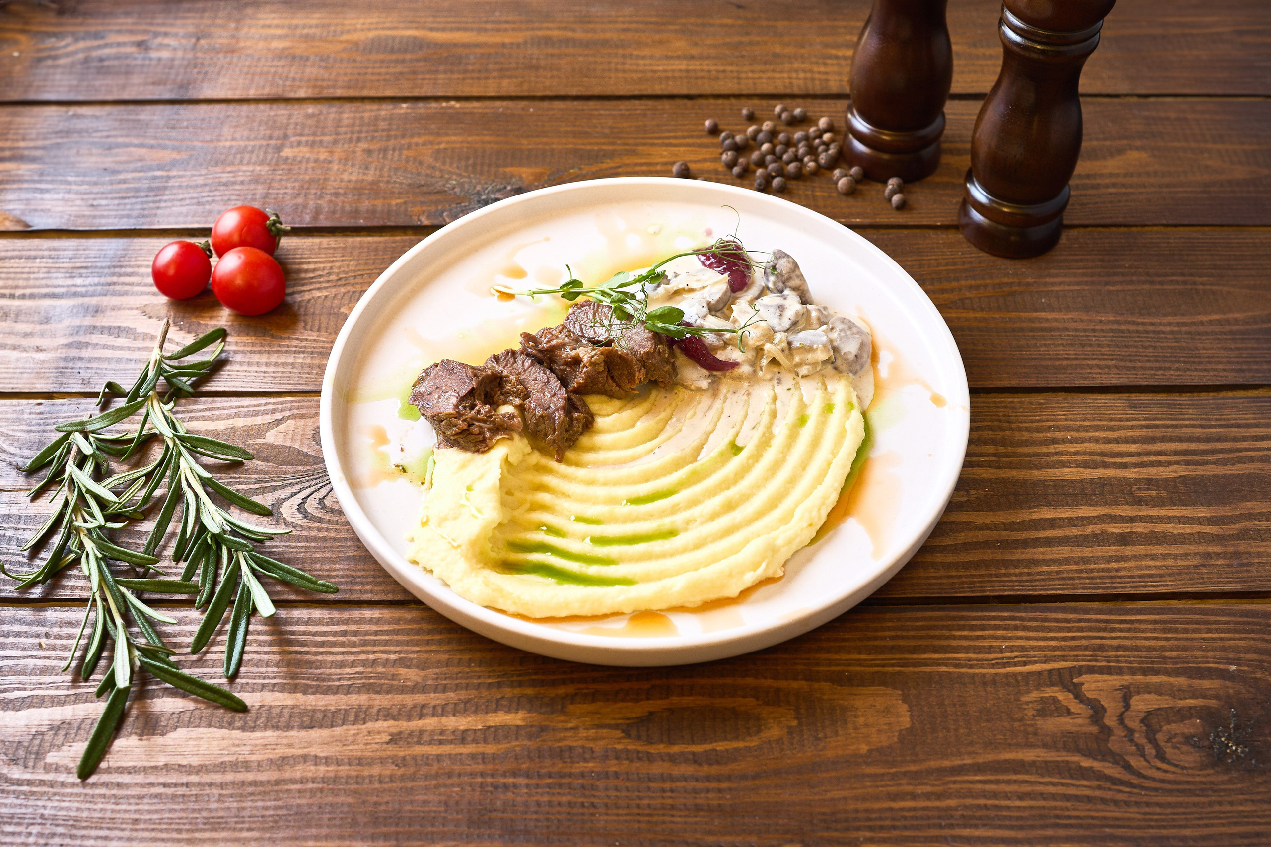 Фотограф фіксує свіжі інгредієнти та готову страву у Дніпрі.