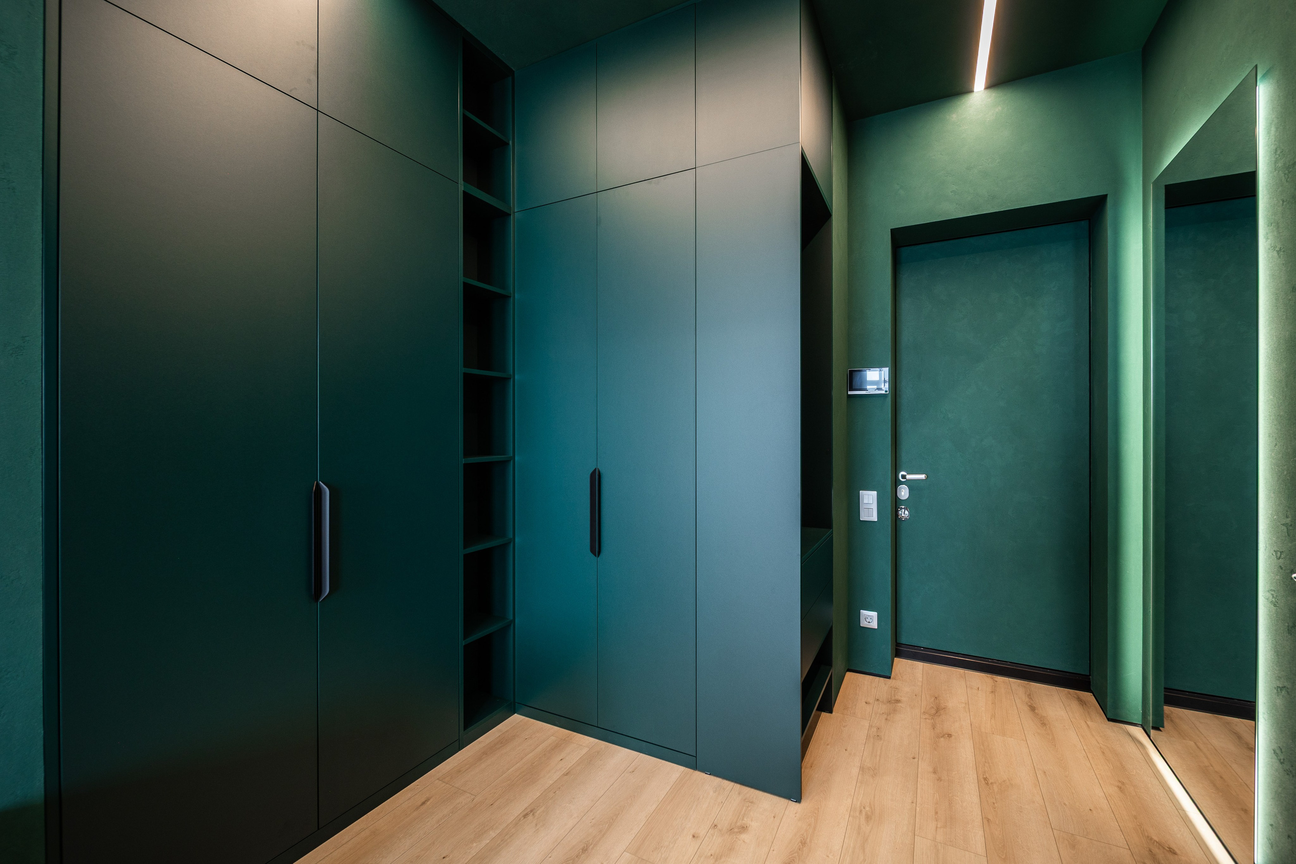 Зелений передпокій з вбудованими шафами та підсвіткою, фотограф Дніпро.