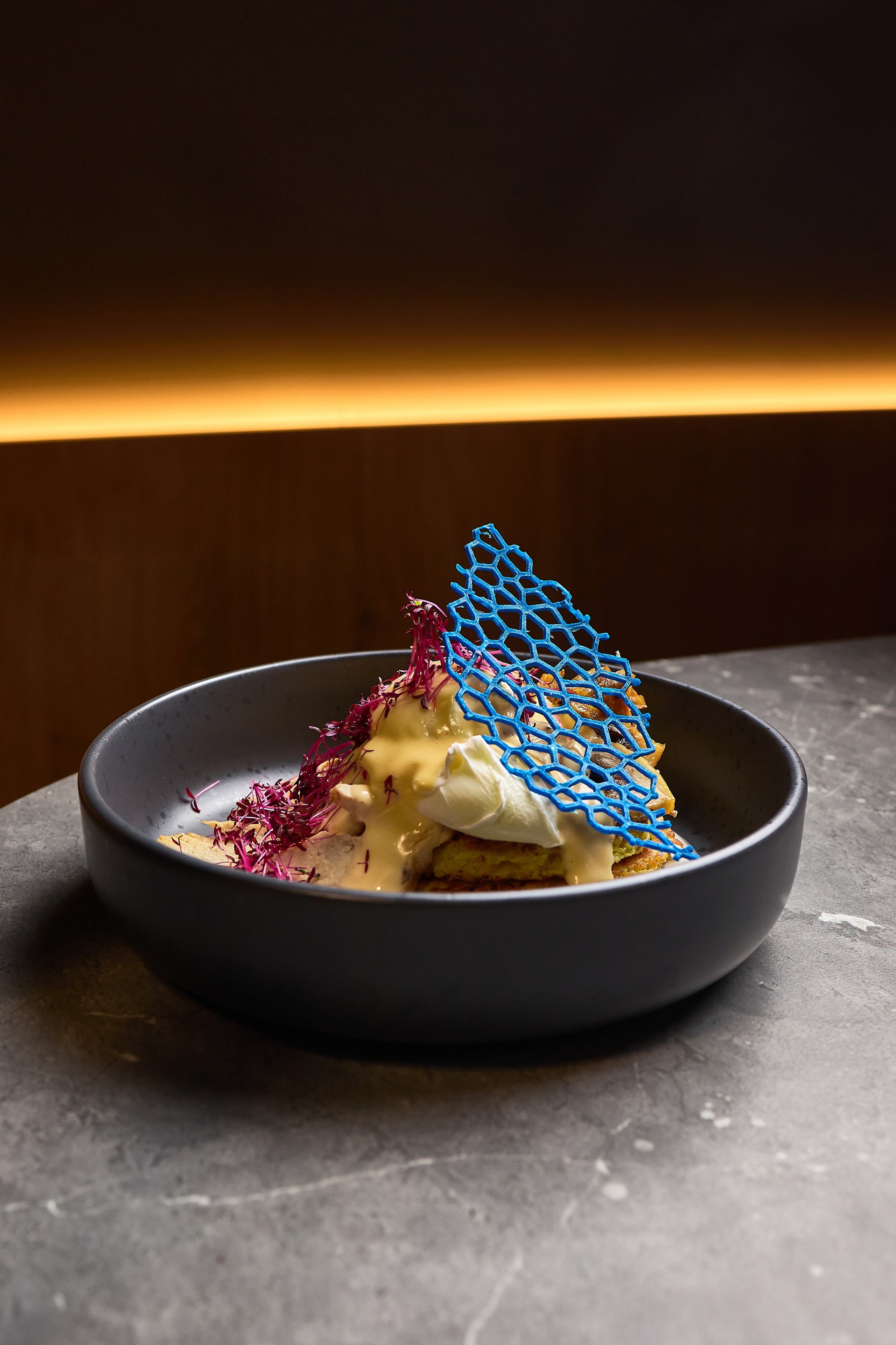 Десерт в миске с кремом и голубой решёткой, фотограф Днепр.