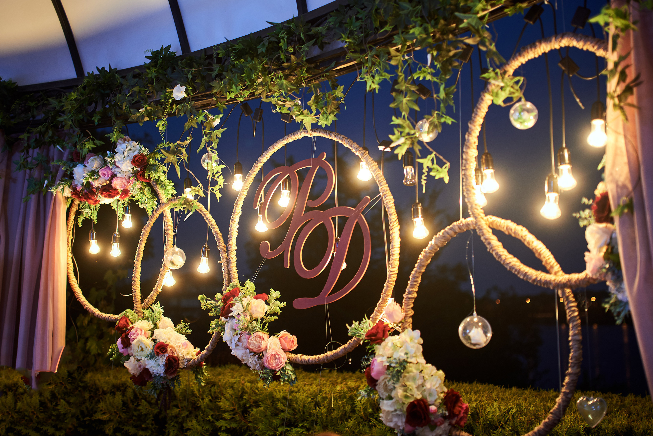 Свадебна фотосесія в Дніпрі — стильна пара на прогулянці, тримається за руки під час чудового заходу сонця.