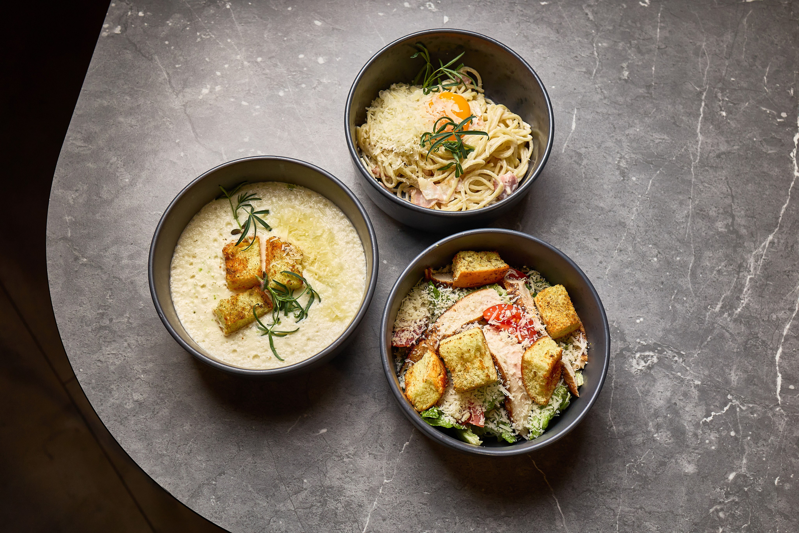 Три блюда в мисках на столе: суп, паста и салат, фотограф Днепр.