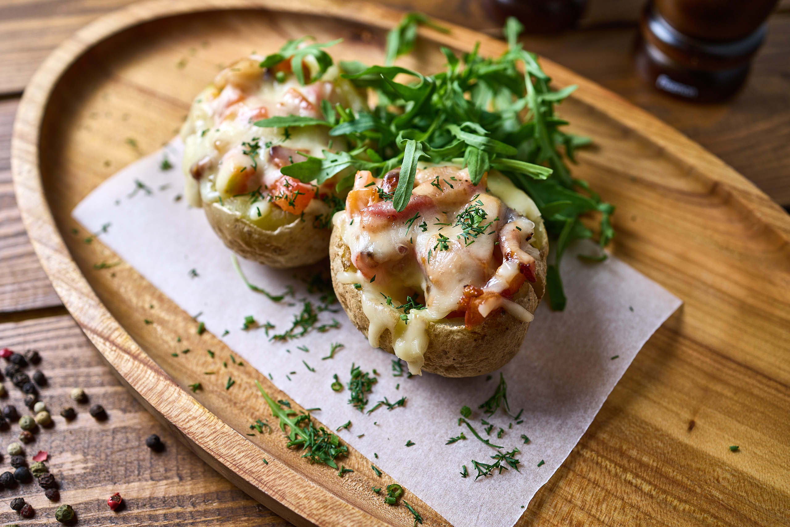 Страва на дерев’яному столі – репортажний кадр від фотографа Дніпра.