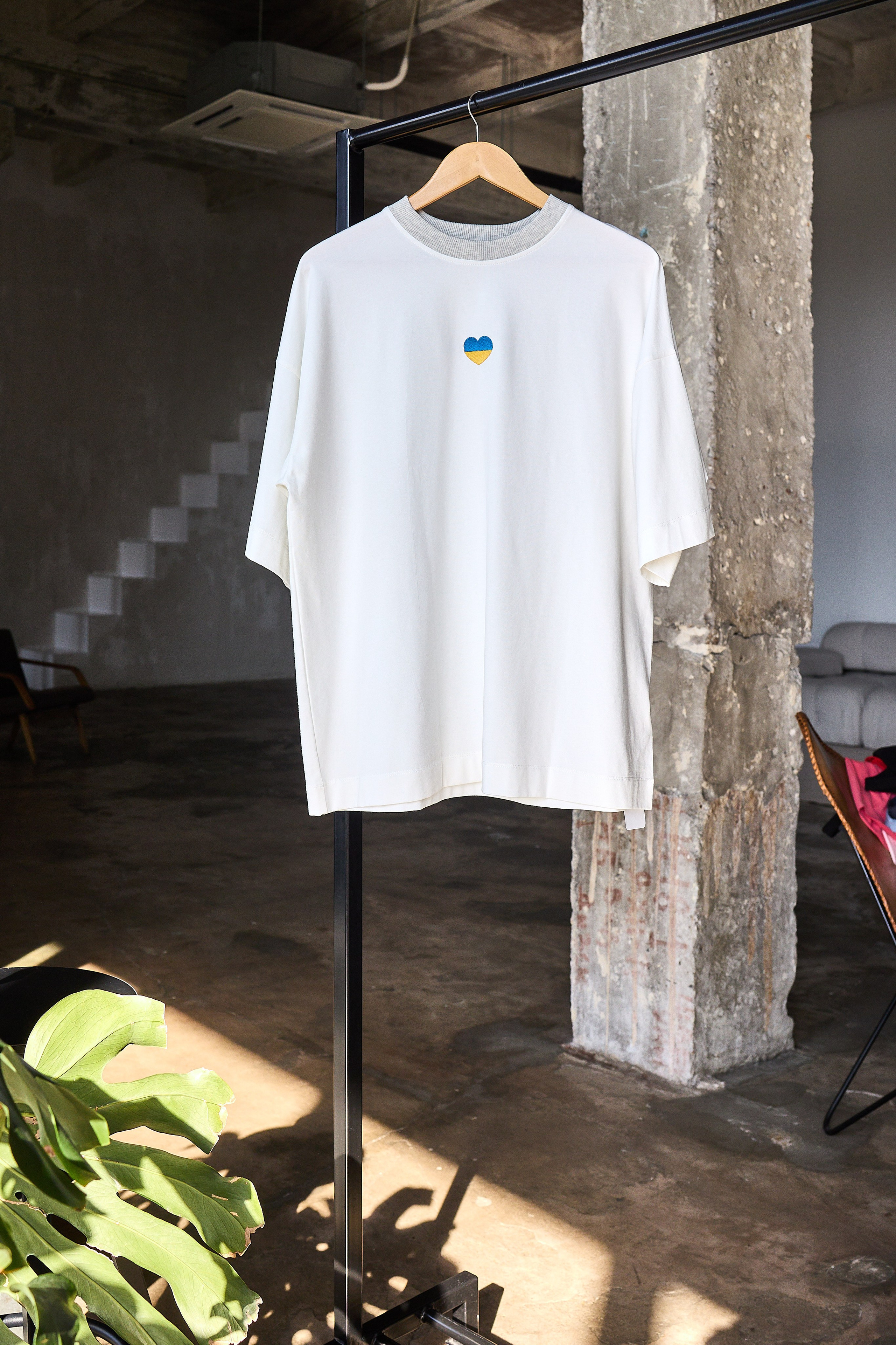 Фото одягу для бренду в студії Дніпра — біла футболка на вішаку,