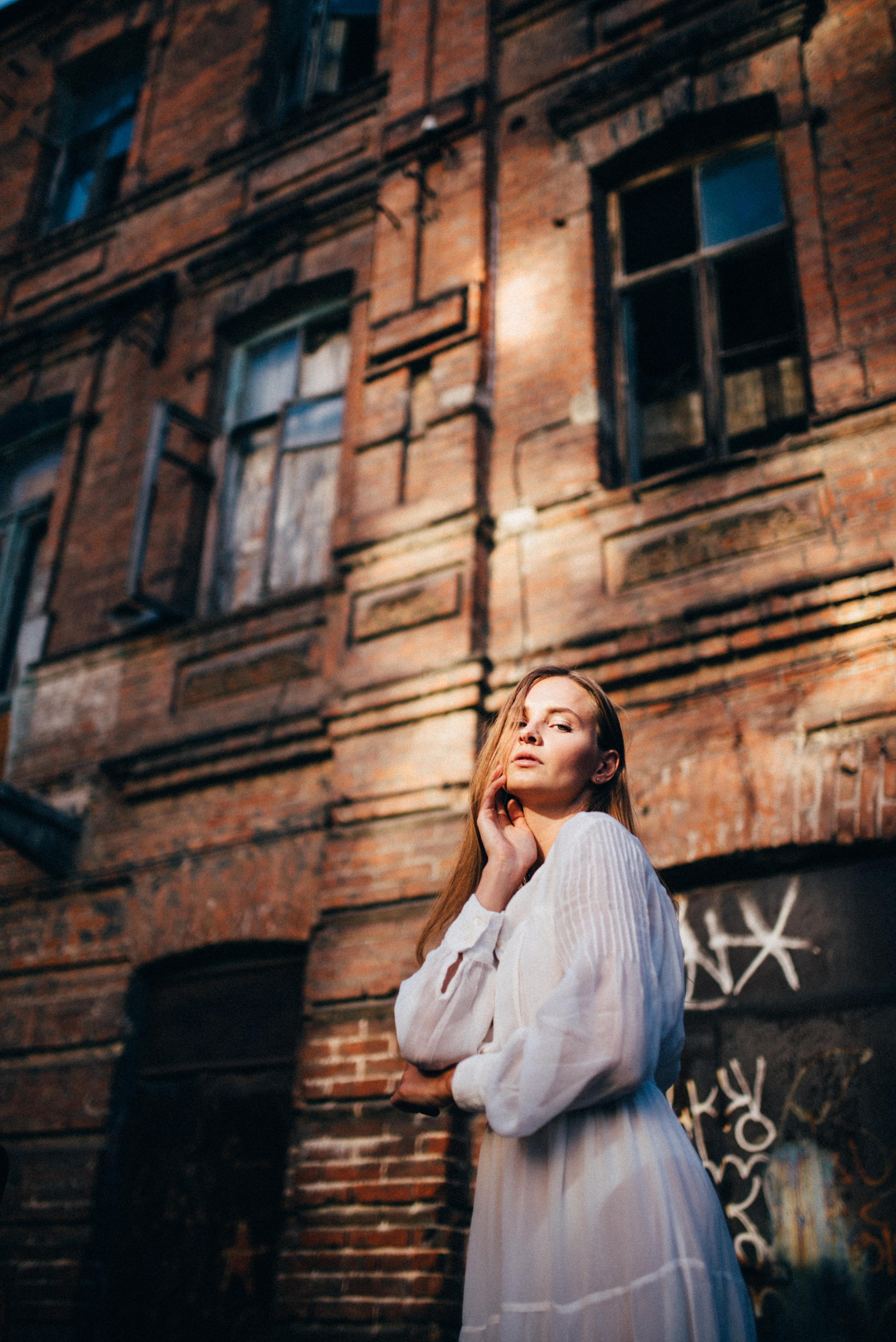 Портрет женщины на фоне городской архитектуры Днепра — уверенный образ.