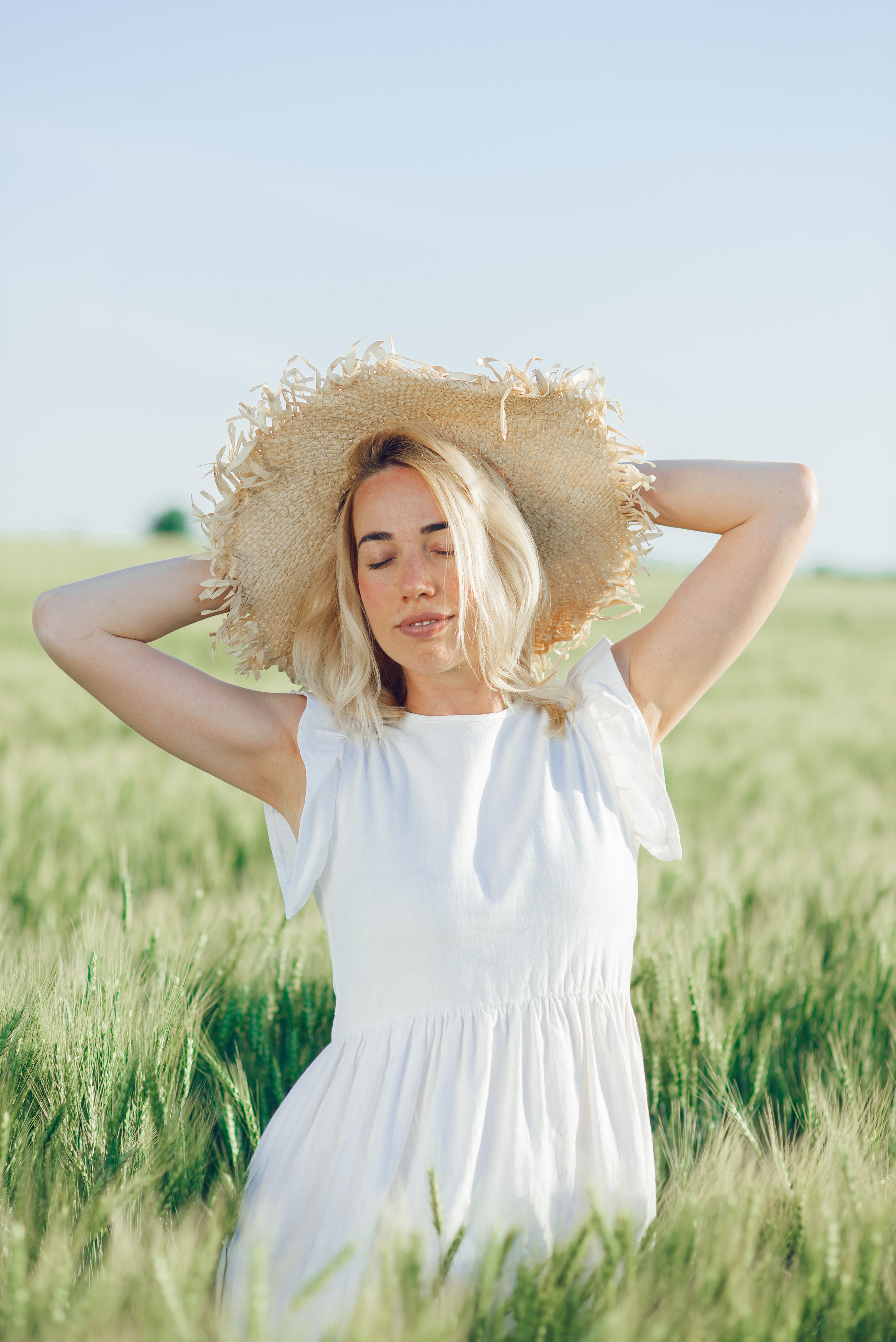 Женский портрет на природе в Днепре — ветер в волосах и солнце.