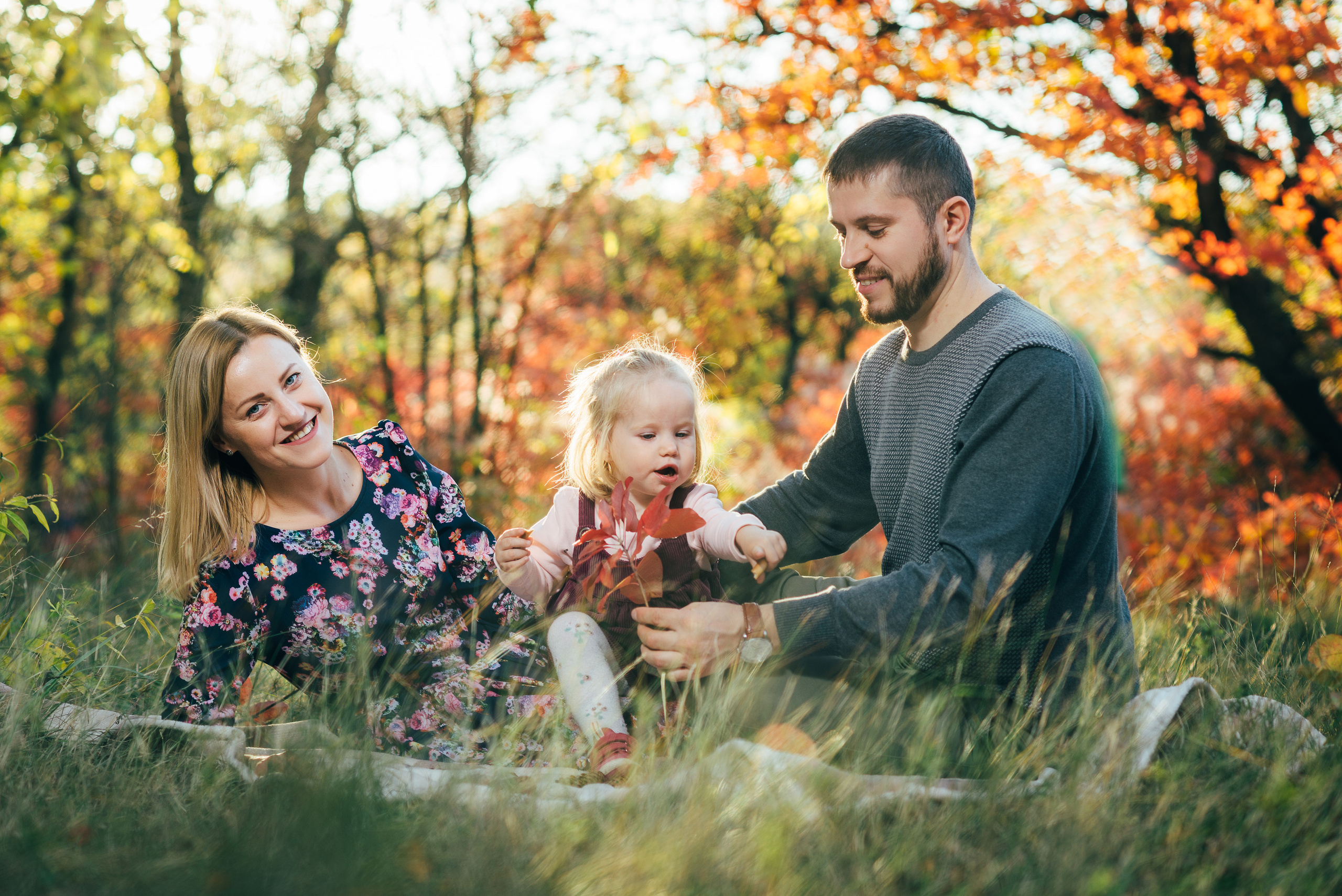 Семейная фотосессия в Днепре — родители с детьми на природе.