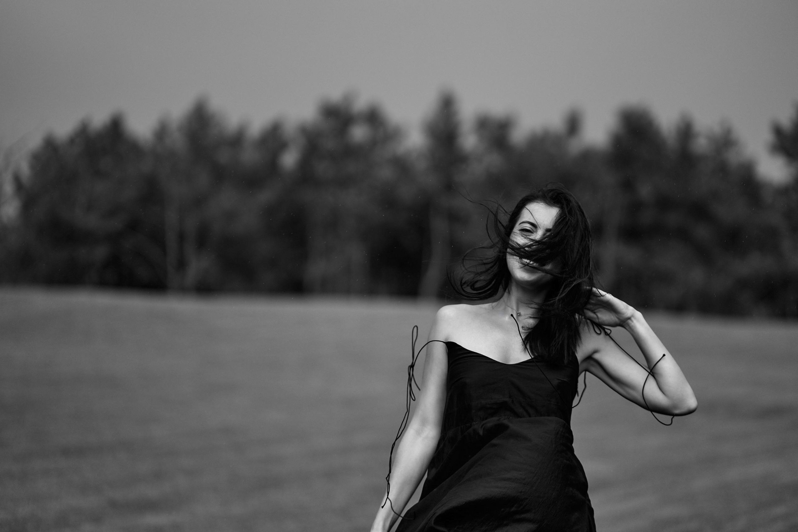 Фотограф Дніпра знімає задумливий жіночий портрет на вулиці.