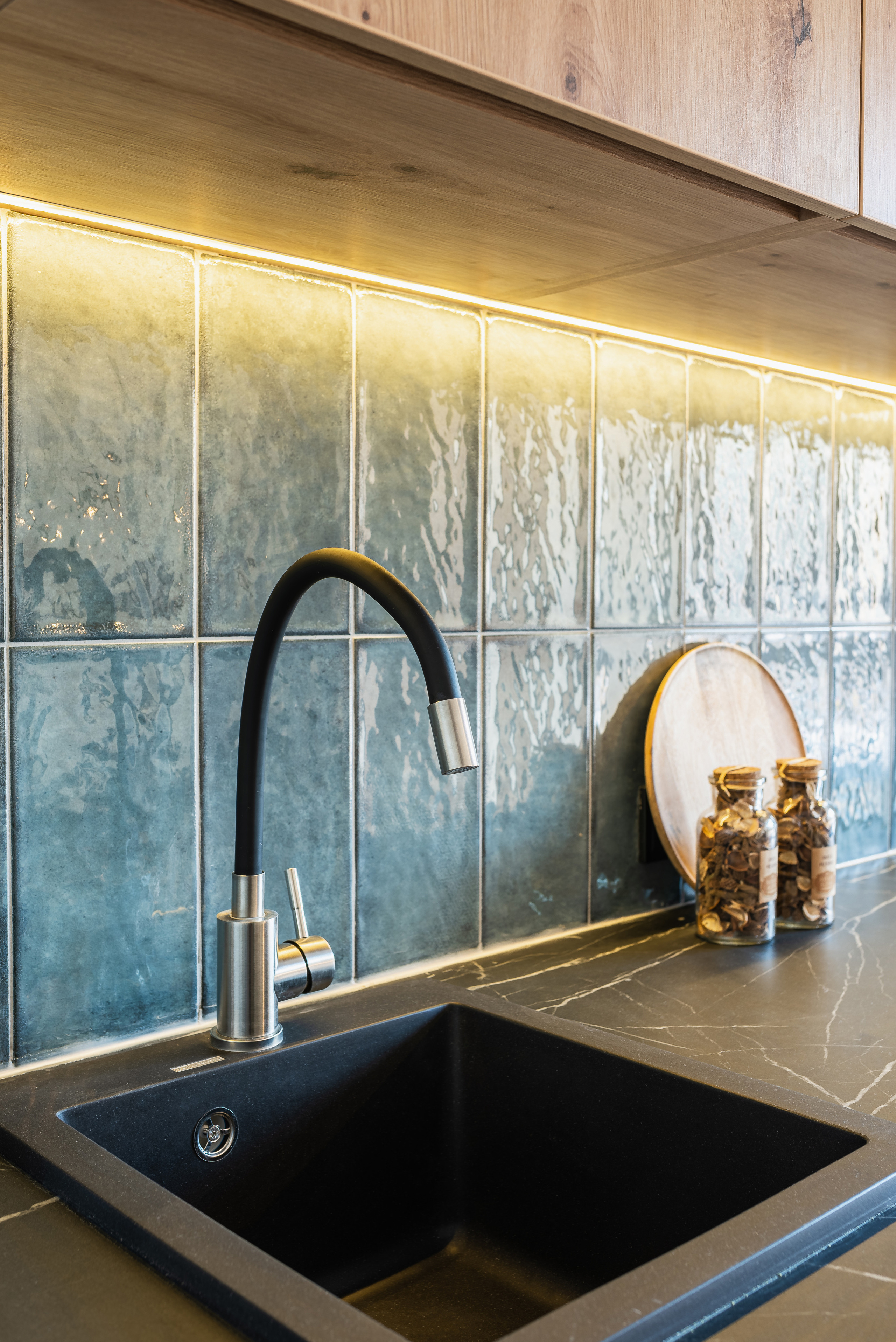 Кухонна зона в Дніпрі — зручний та стильний дизайн з дерев’яними акцентами.