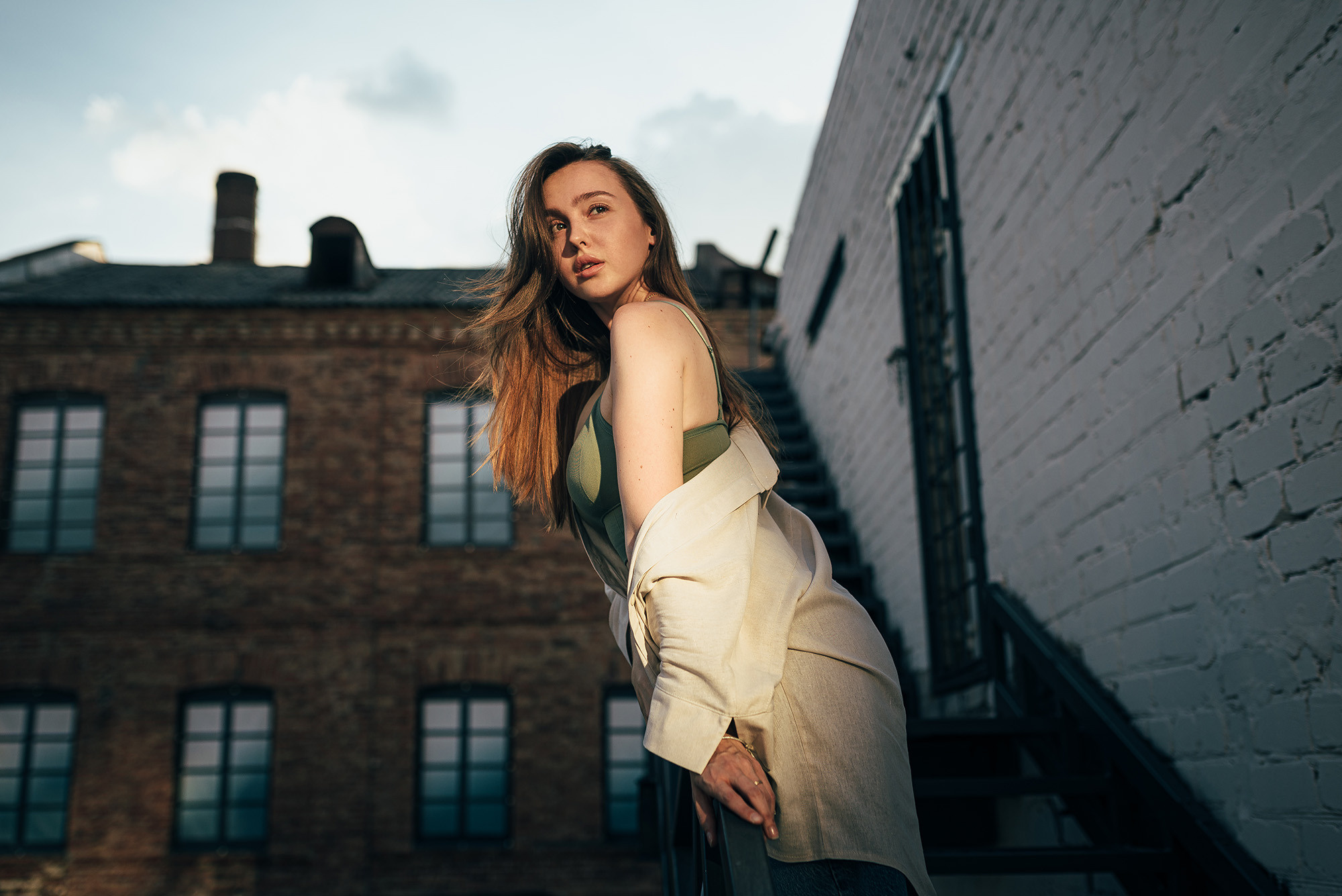 Фотограф фиксирует эмоции женщины во время прогулки по Днепру.