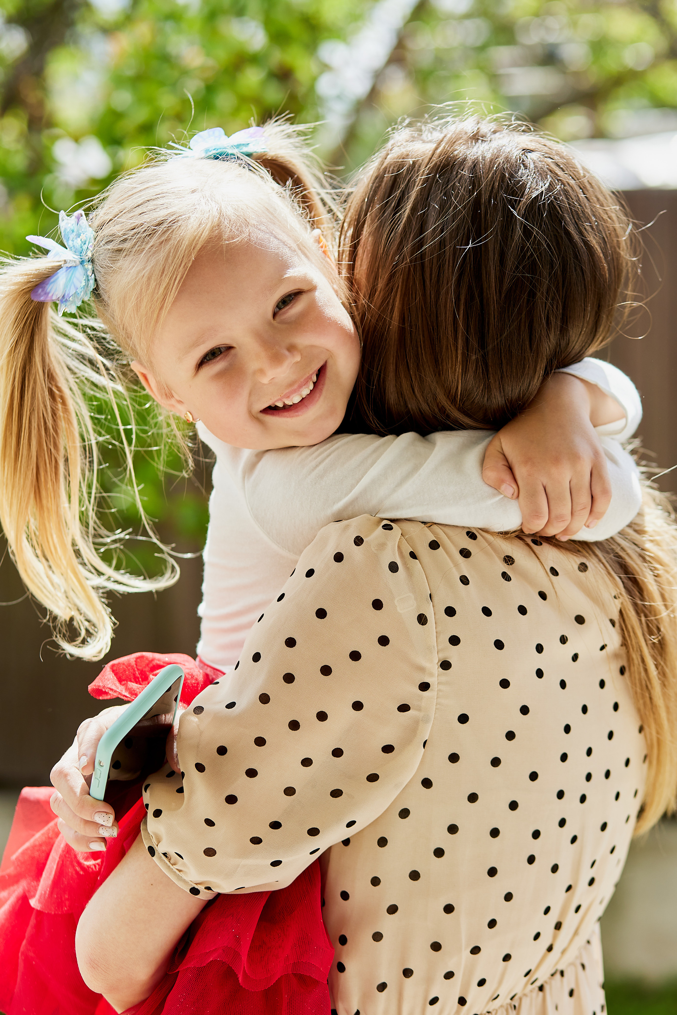 Эмоции и смех на детском дне рождения