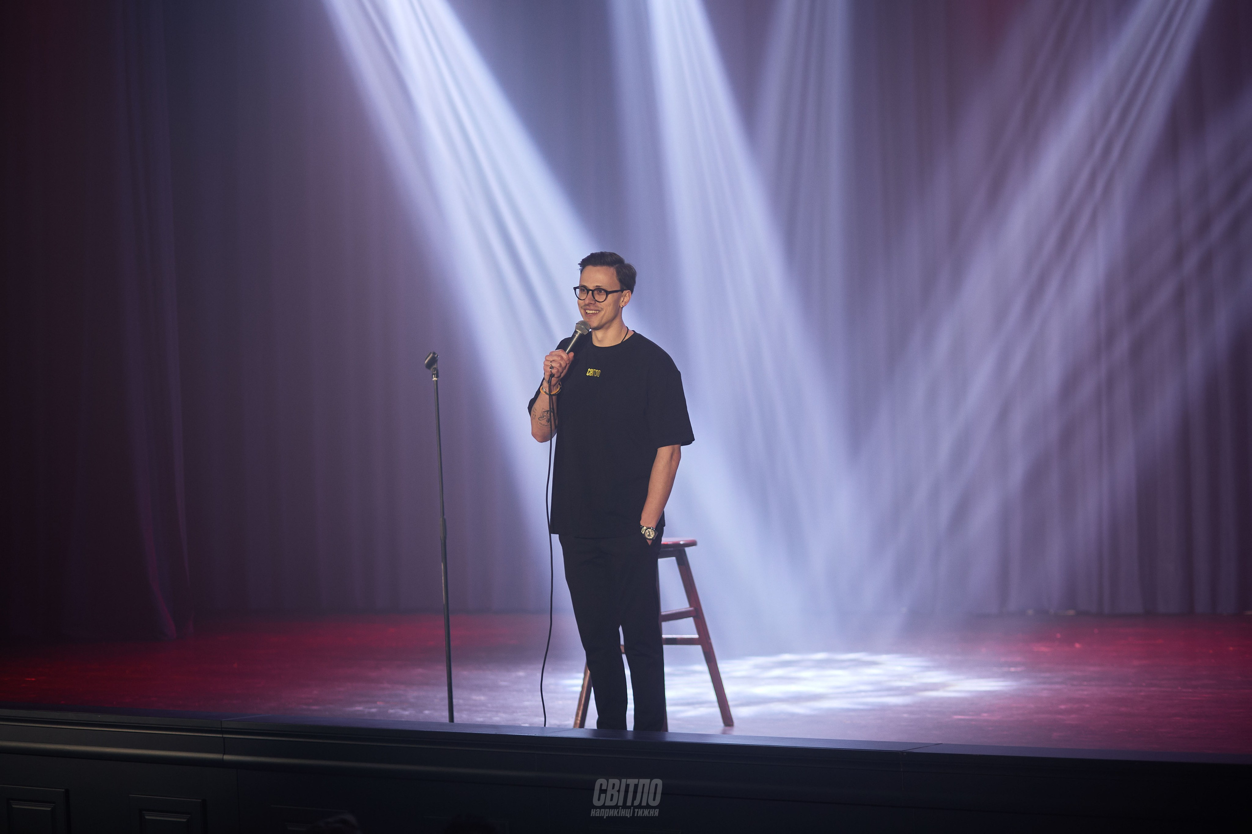 Репортажное фото с вечеринки – гости танцуют и общаются в Днепре.