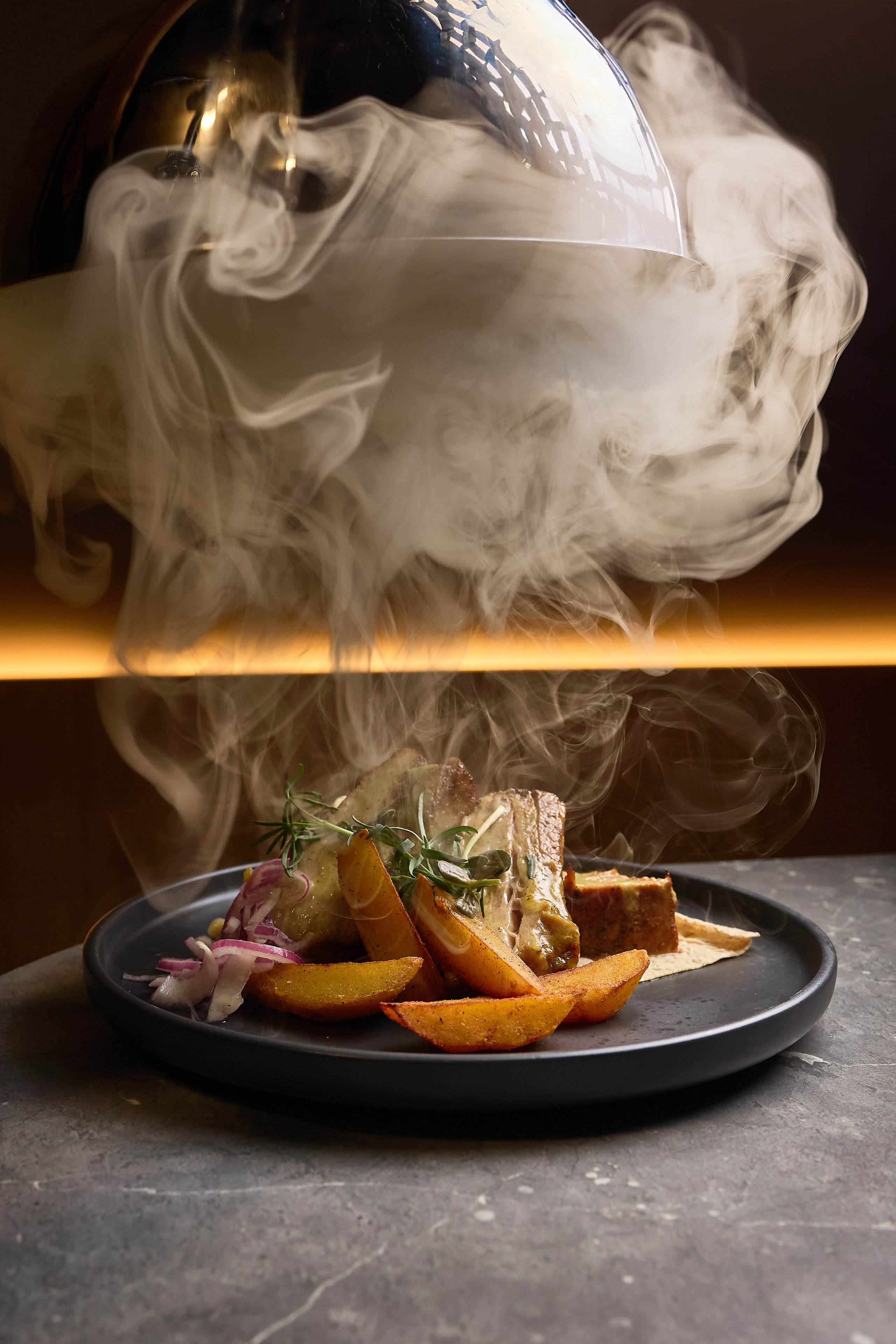 Копчёное мясо с картофелем на тарелке, дымный эффект, фотограф Днепр.