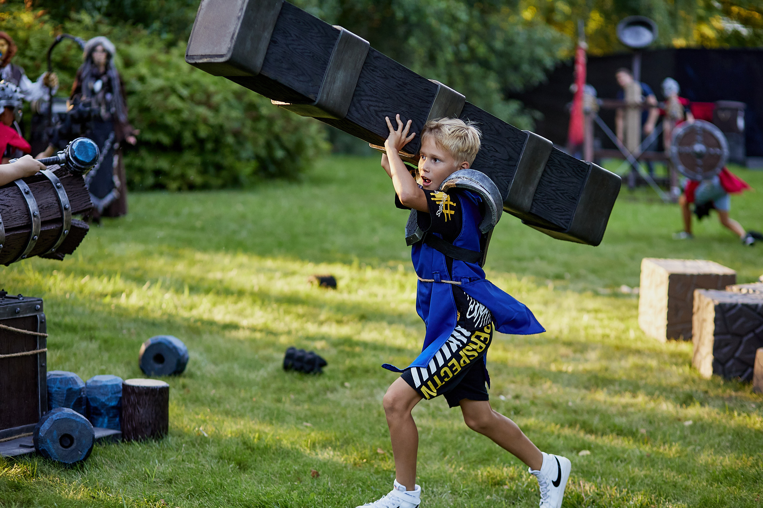 Эмоции и смех на детском дне рождения
