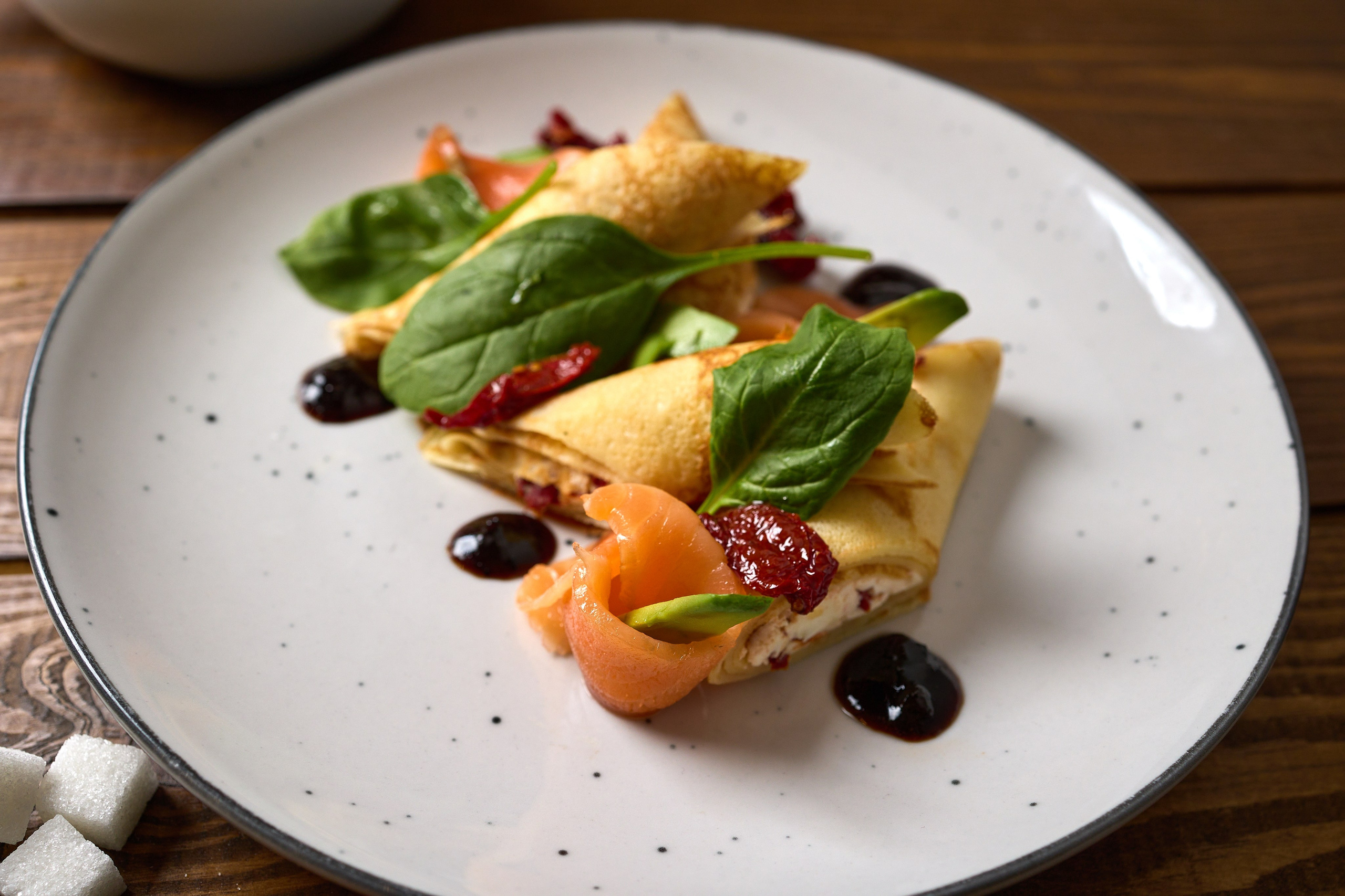 Фотограф в Днепре снимает яркую тарелку с аппетитной едой.