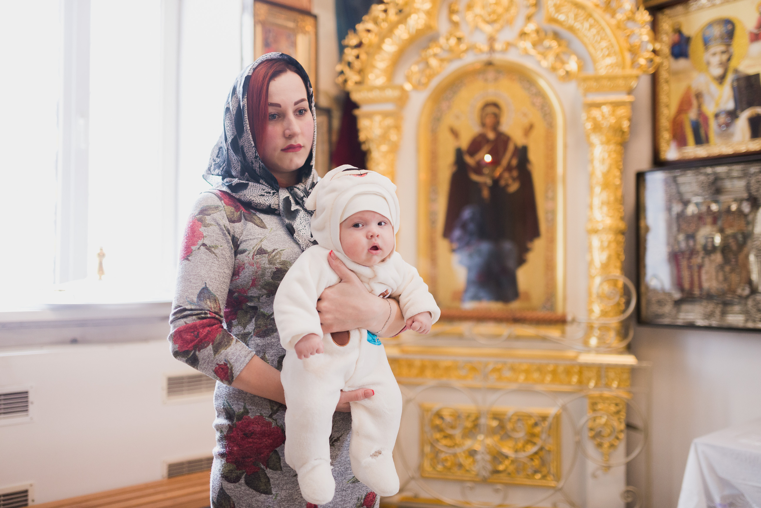 Эмоции родителей на крещении малыша