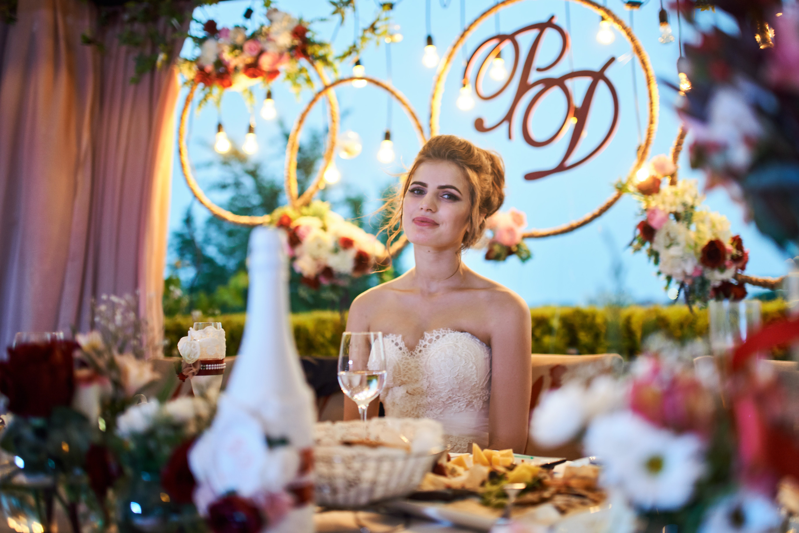 Незабутня весільна подія в Дніпрі — фотограф зняв момент першого поцілунку нареченого та нареченої після урочистої церемонії.