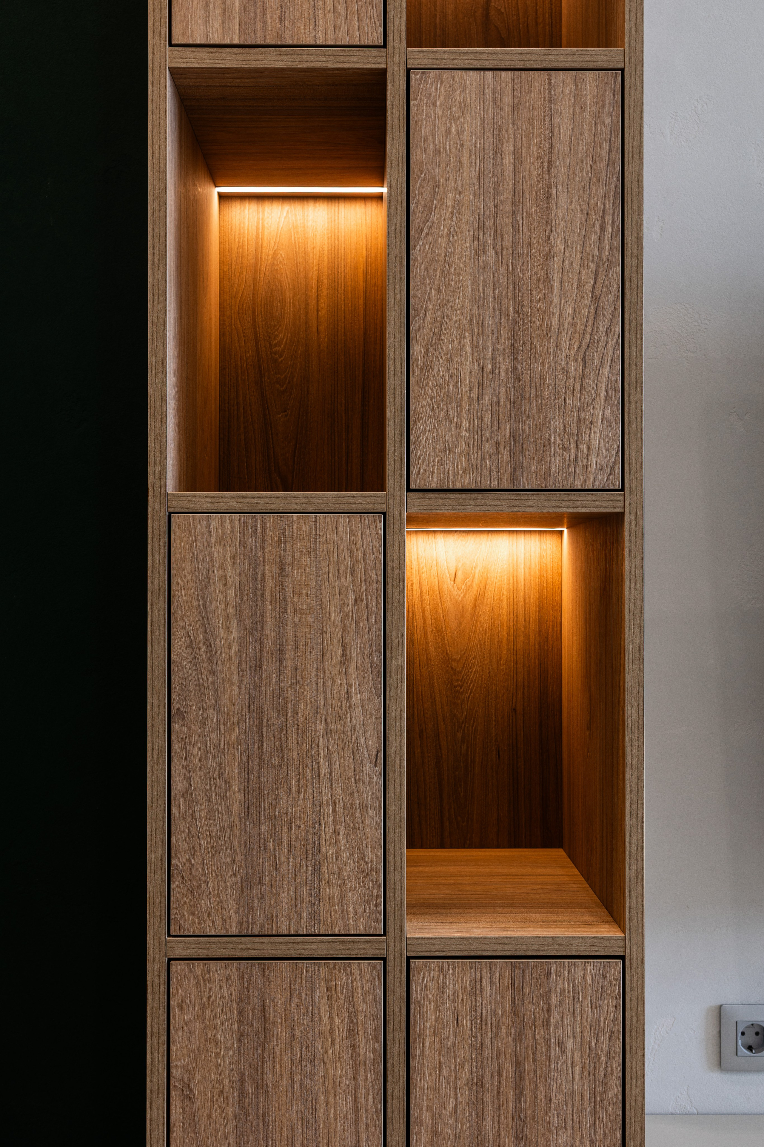 Дерев’яні полиці з нішами та підсвіткою, деталь інтер’єру, фотограф Дніпро.