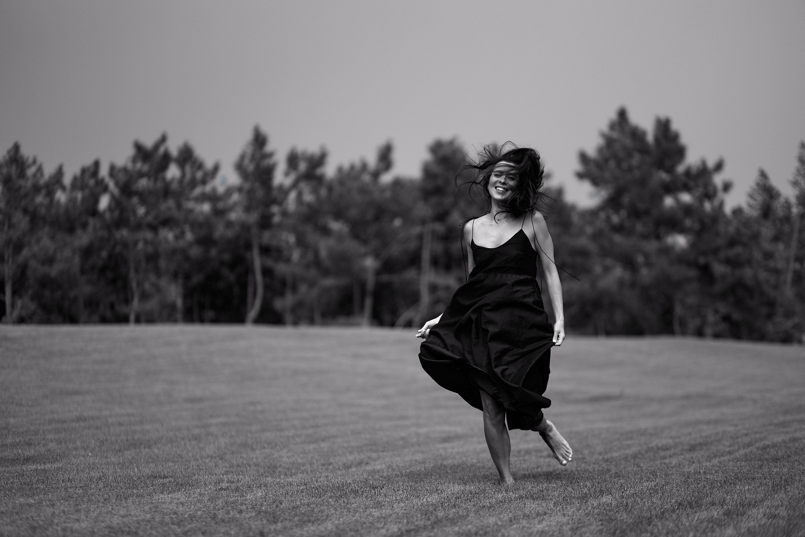 Фотограф у Дніпрі знімає жіночий портрет на природі.