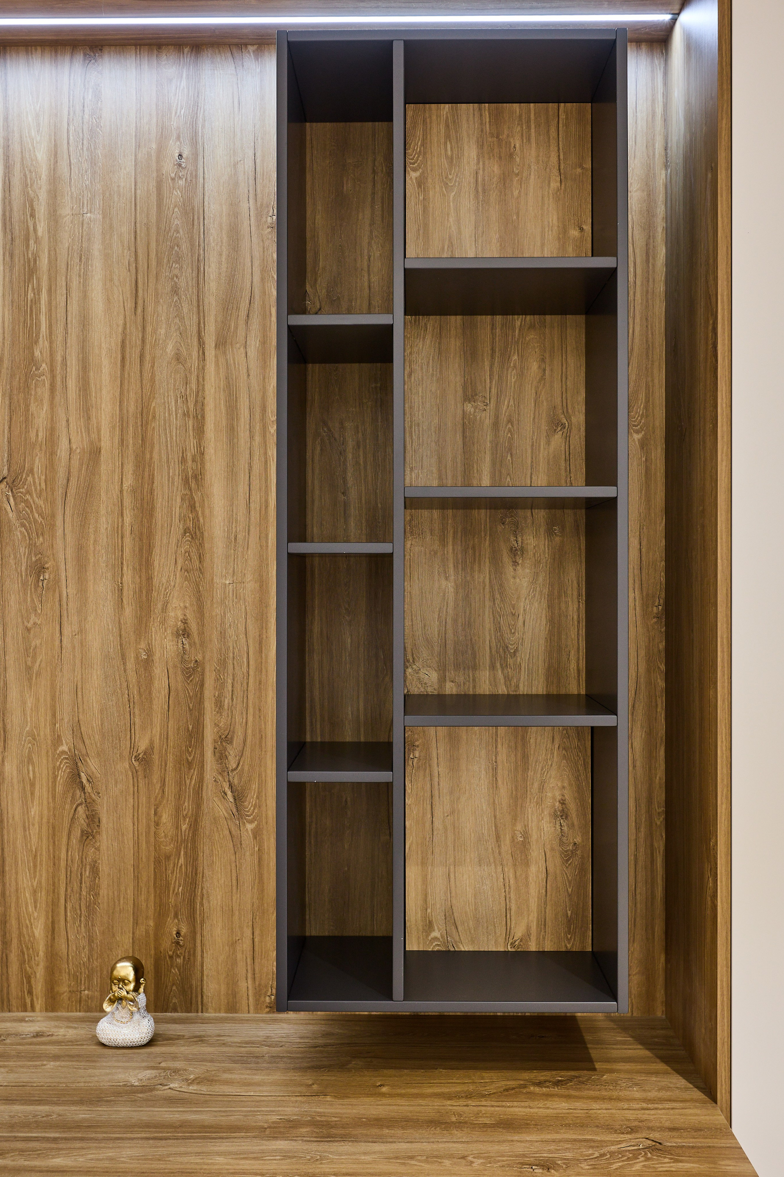 Фотограф в Днепре снял стильную спальню с деревянными элементами, светлыми тонами и минималистичными светильниками на стенах.