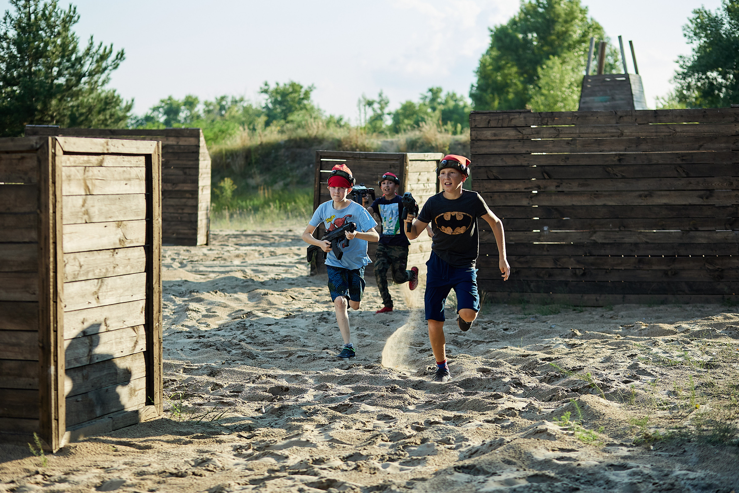 Дніпровський фотограф знімає прикрашену кімнату та усмішки дітей.