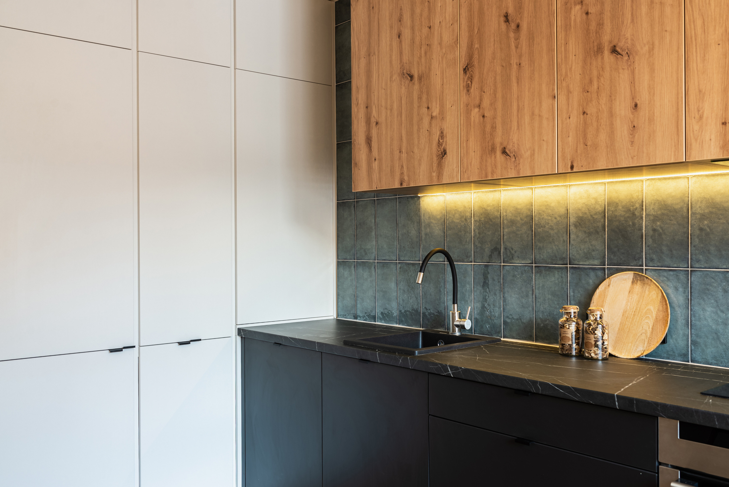 Інтер’єр їдальні в Дніпрі — сучасні меблі та приємне освітлення.