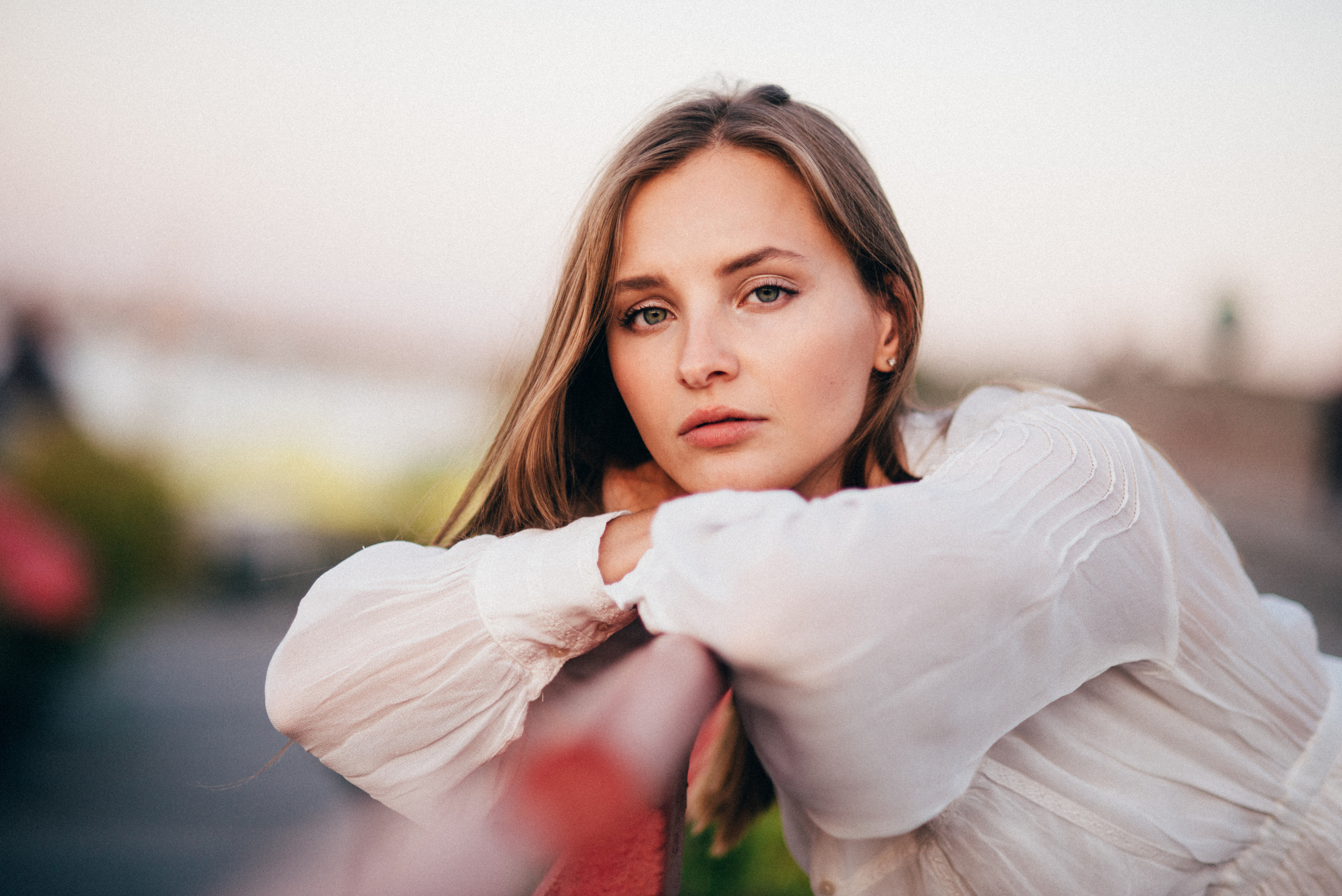 Портрет молодої дівчини в Дніпрі — волосся на вітрі та м’яке світло.