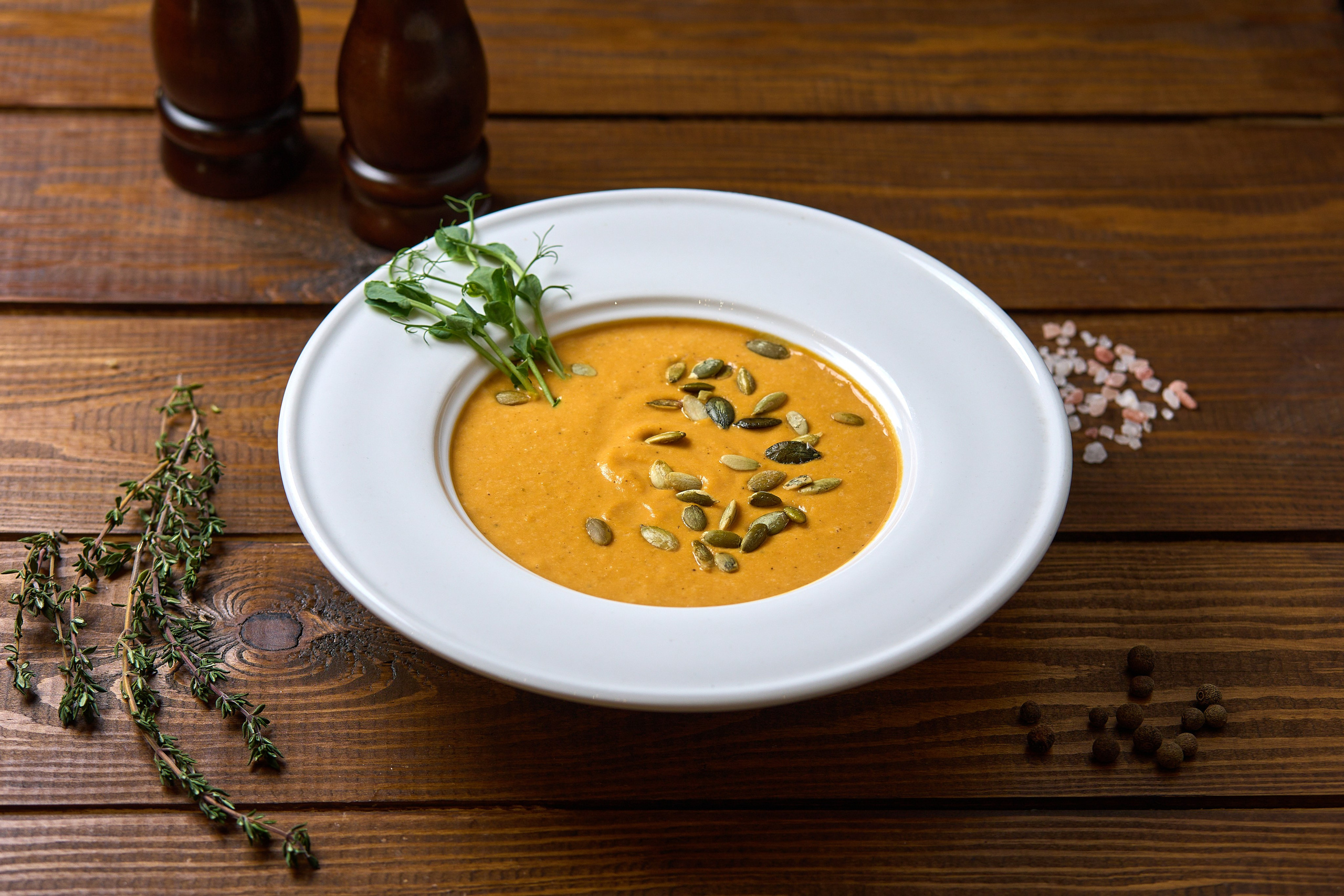 Фотограф знімає святкову страву з деталями та кольорами.