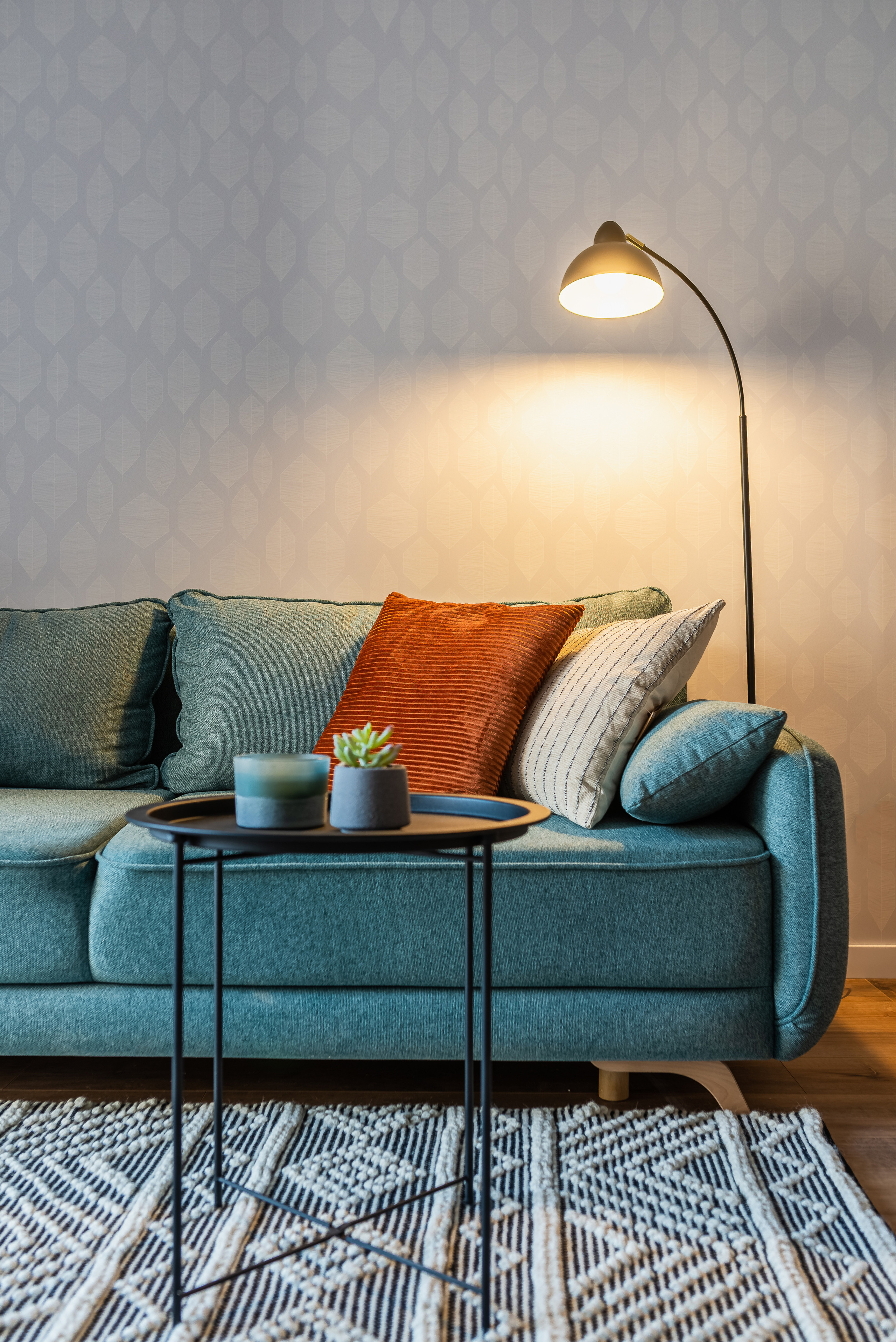 Студийная съемка интерьера квартиры в Днепре — белые стены и элегантные детали.