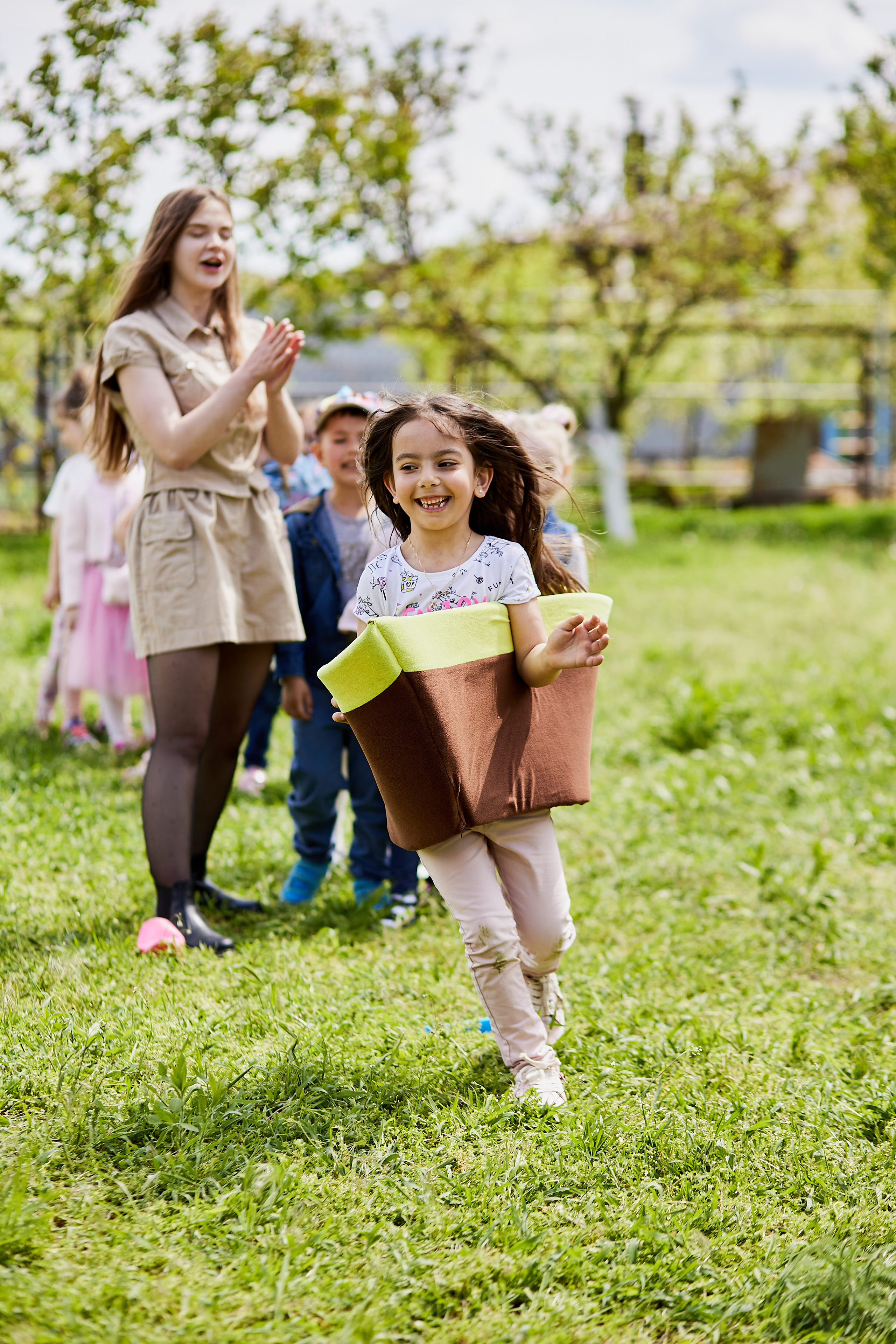 Эмоции и смех на детском дне рождения