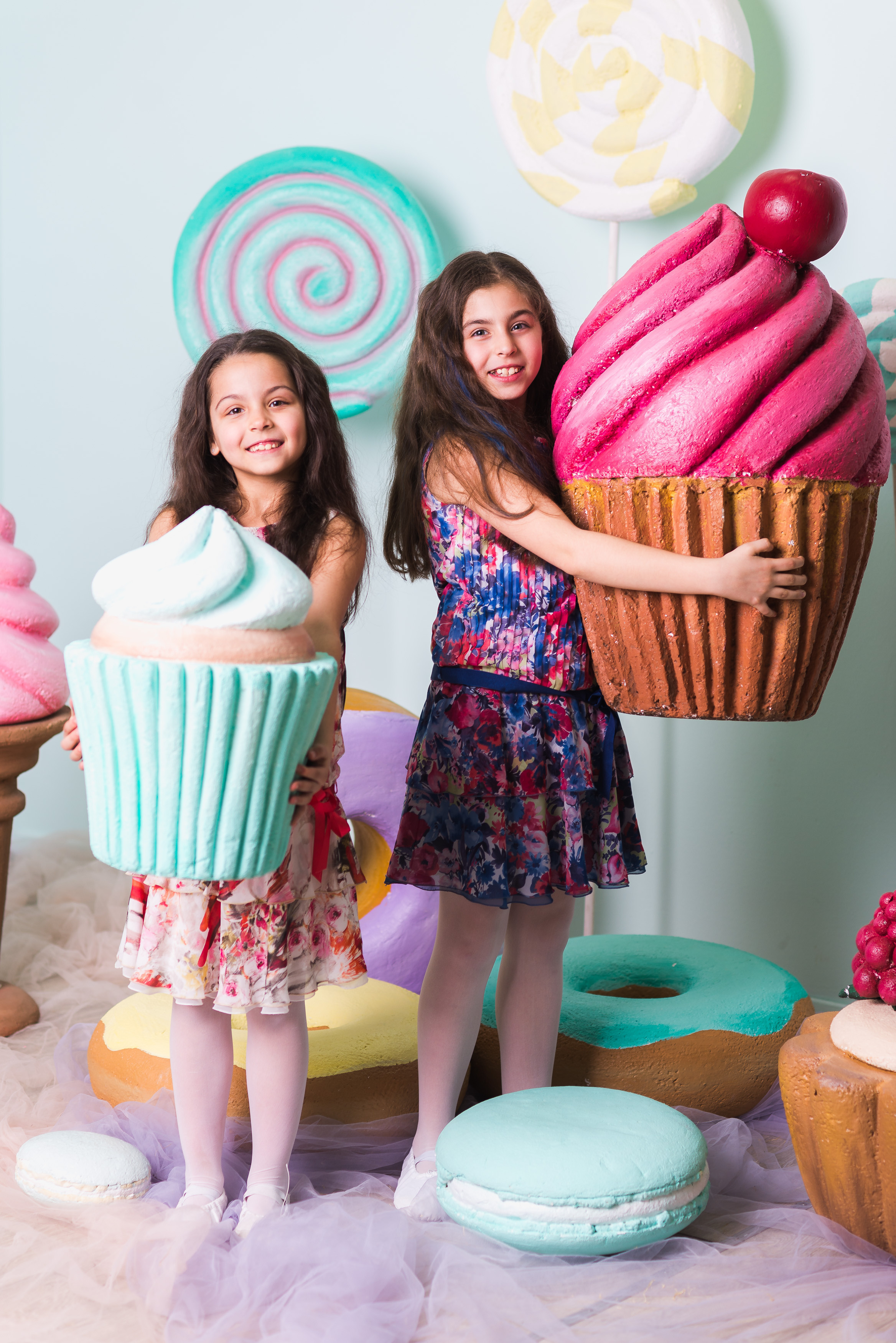 Фотография в Днепре — сестры обнимаются и смеются в студии.