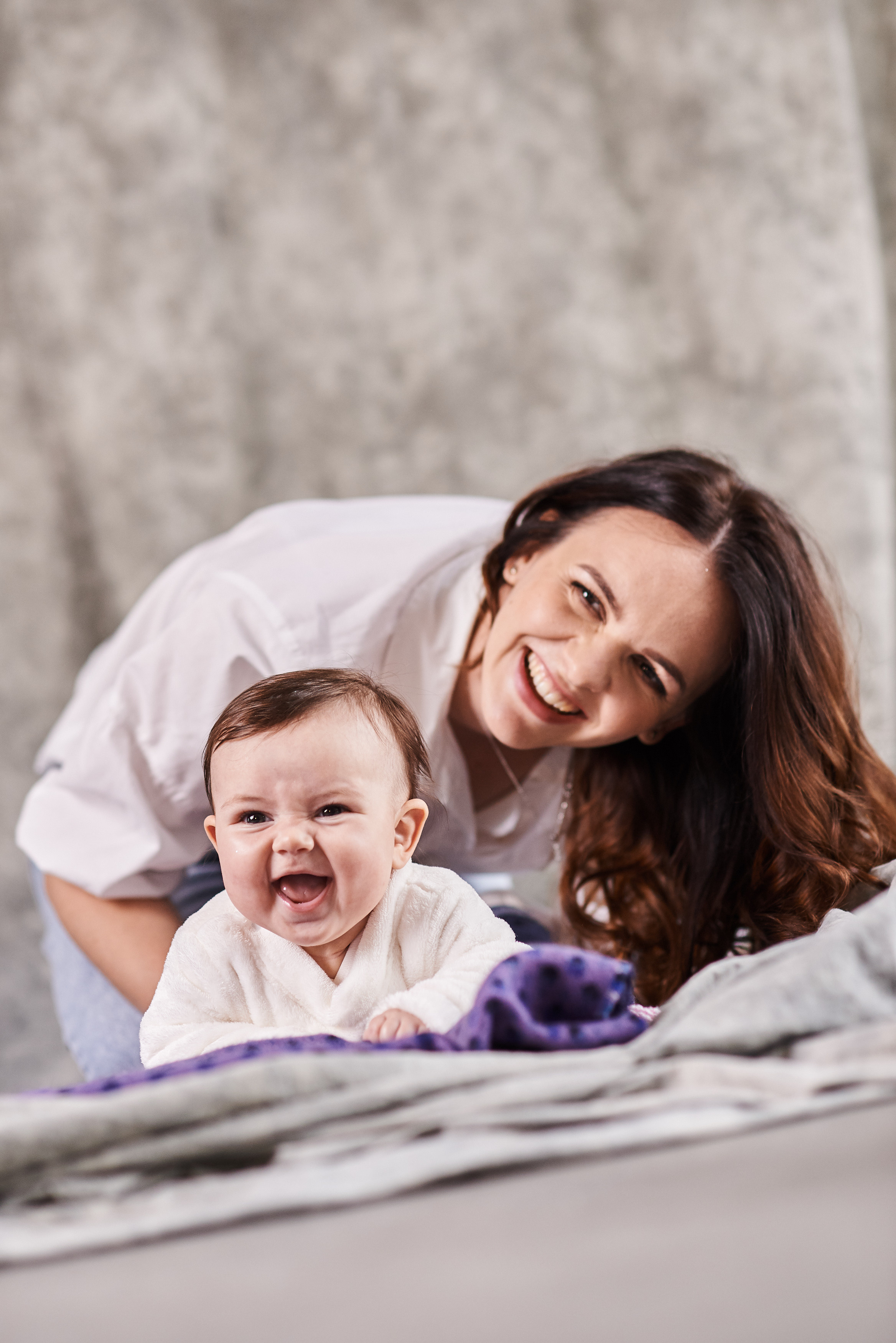 Репортаж фотографа: малюк позує у студії у Дніпрі.