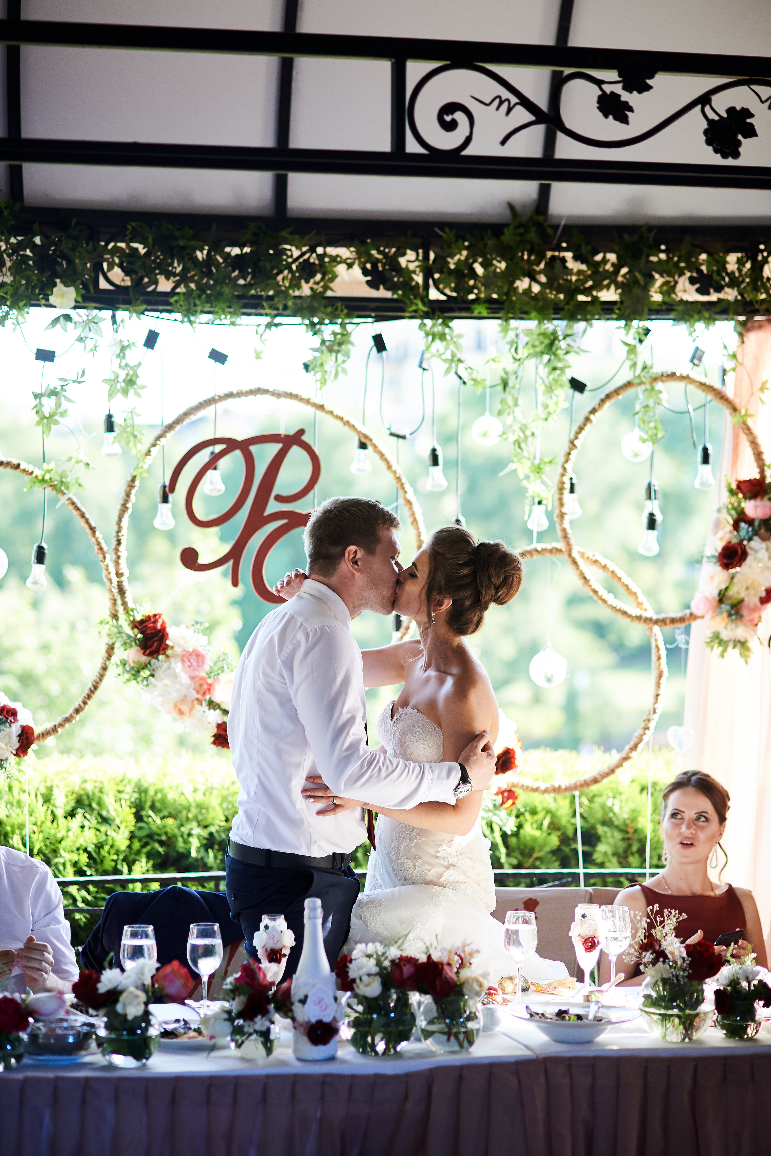 Фотограф Дима Покидин в Днепре — молодожены обнимаются на фоне природы.