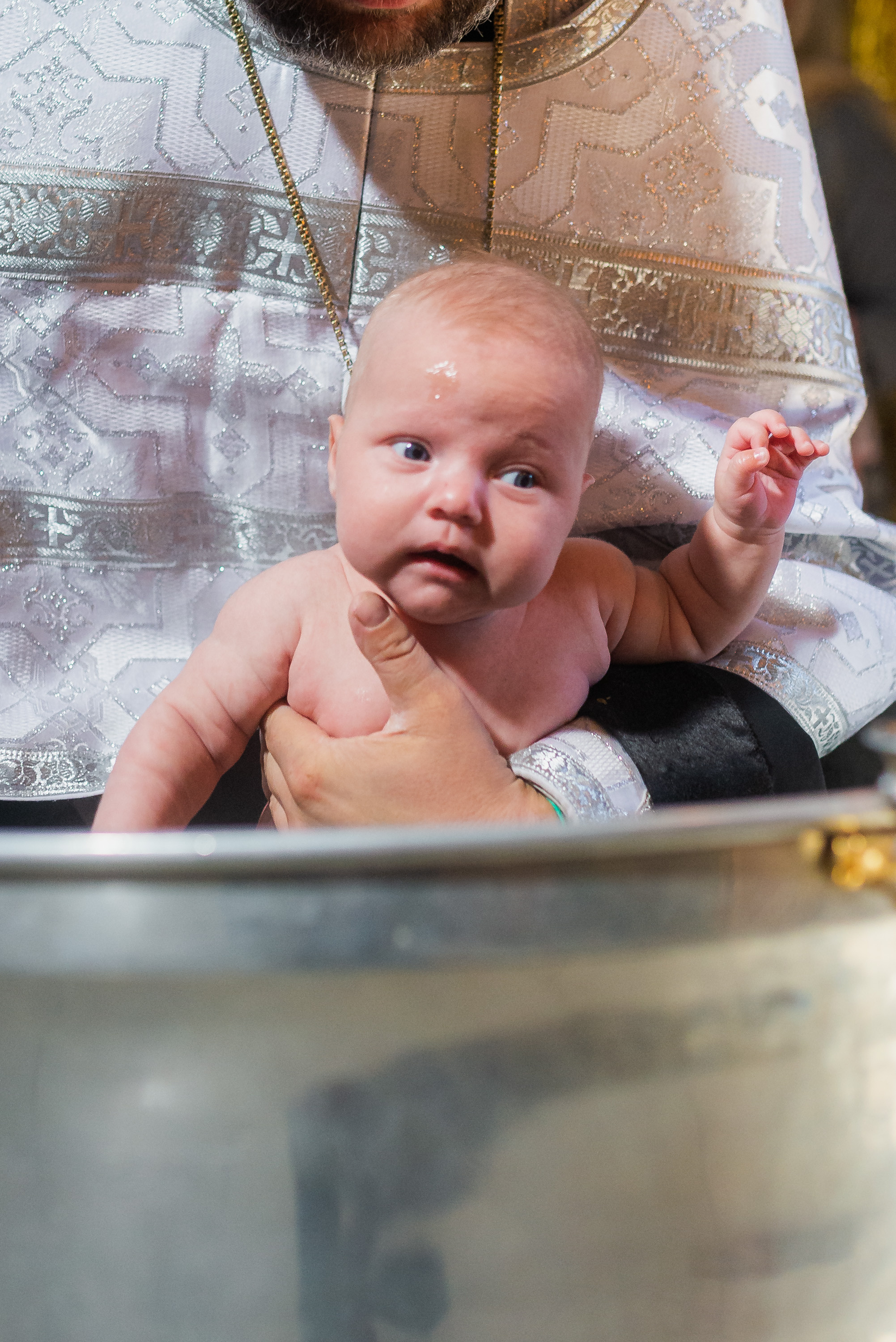 Профессиональная фотосъемка крещения в храме