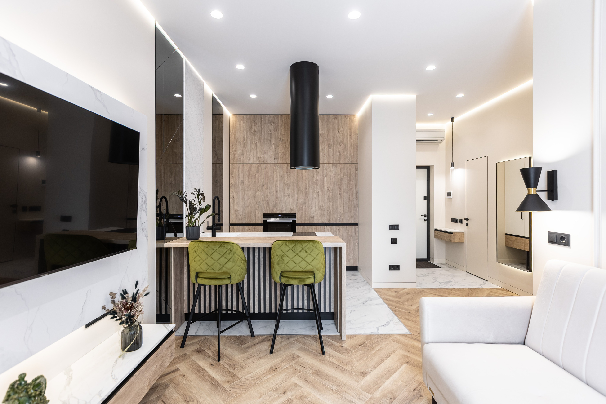 Світла кухня-вітальня з барною зоною та підсвіткою, фотограф Дніпро.